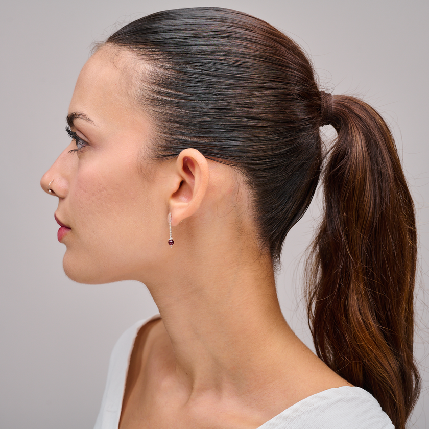 עגילים מכסף סטרלינג 925 משובצים בגארנט אדום – אבן תשוקה ואומץ לב, עטופה בעיצוב אלגנטי ומדויק. מתאימים לנשים שמחפשות תכשיט בעבודת יד עם סמליות, צבע וניצוץ עדין. מושלמים למתנה רומנטית או כפינוק אישי, עגילים שמוסיפים צבע וחום לכל הופעה.

