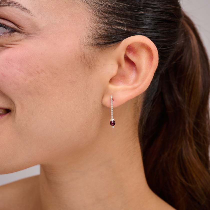 עגילי כסף בעבודת יד עם גארנט אדום – צבע של עומק, רגש ותשוקה. כל אבן נבחרת בקפידה ומשובצת בעיצוב שמדגיש את יופיה. עגילים מושלמים למתנה עם משמעות: אהבה, עוצמה והתחדשות פנימית. תכשיט שמשלב בין יופי קלאסי לנגיעה מודרנית.

