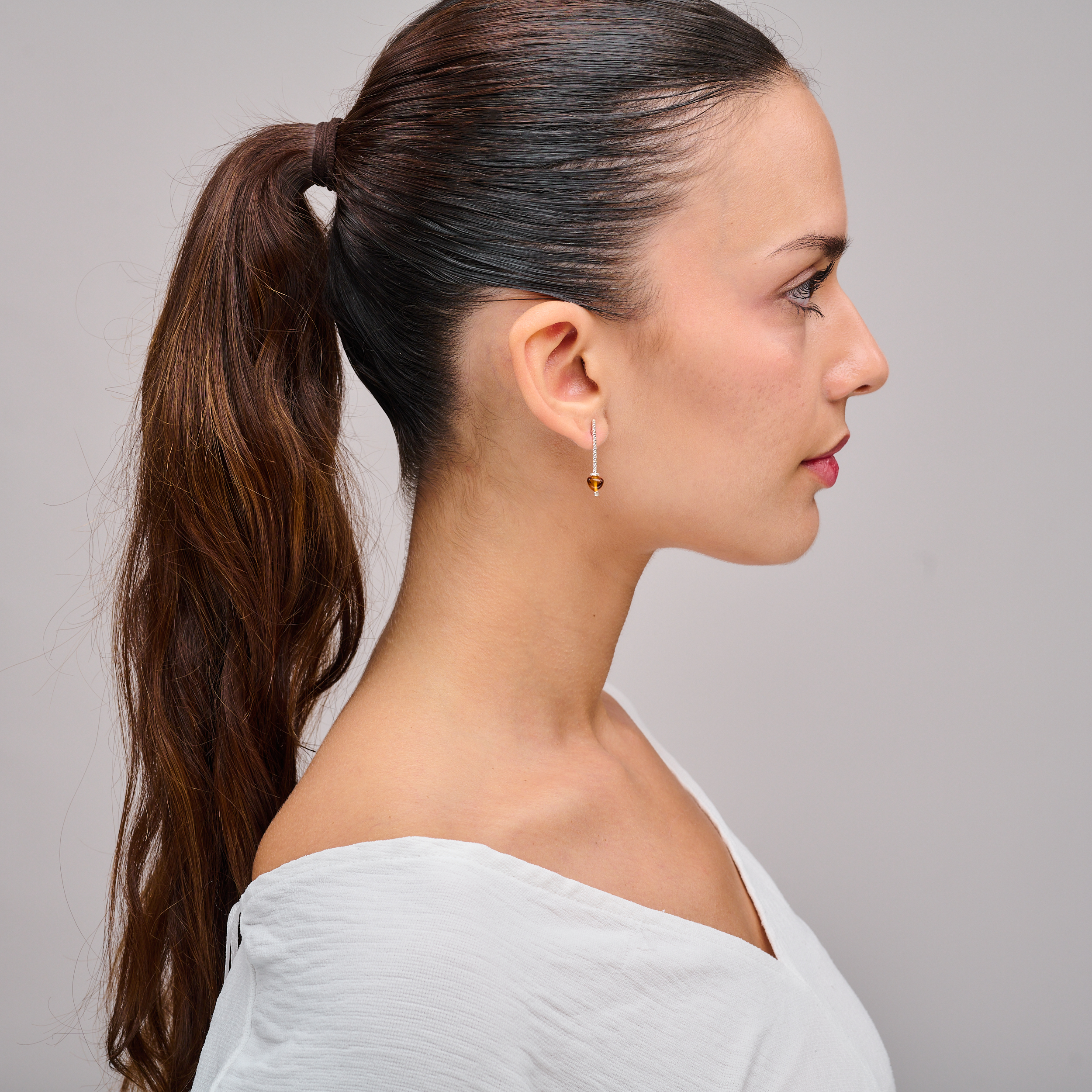 עגילים בעבודת יד מזהב אמיתי 14 קראט עם ענבר – שילוב קלאסי של טבע ויוקרה. האבן, בגוני כתום-דבש עשירים, מקרינה חמימות, הגנה ואור פנימי. עגיל עם נוכחות רגישה, שמתאים לכל אישה שמחפשת תכשיט עם אופי, עומק ומשמעות.

