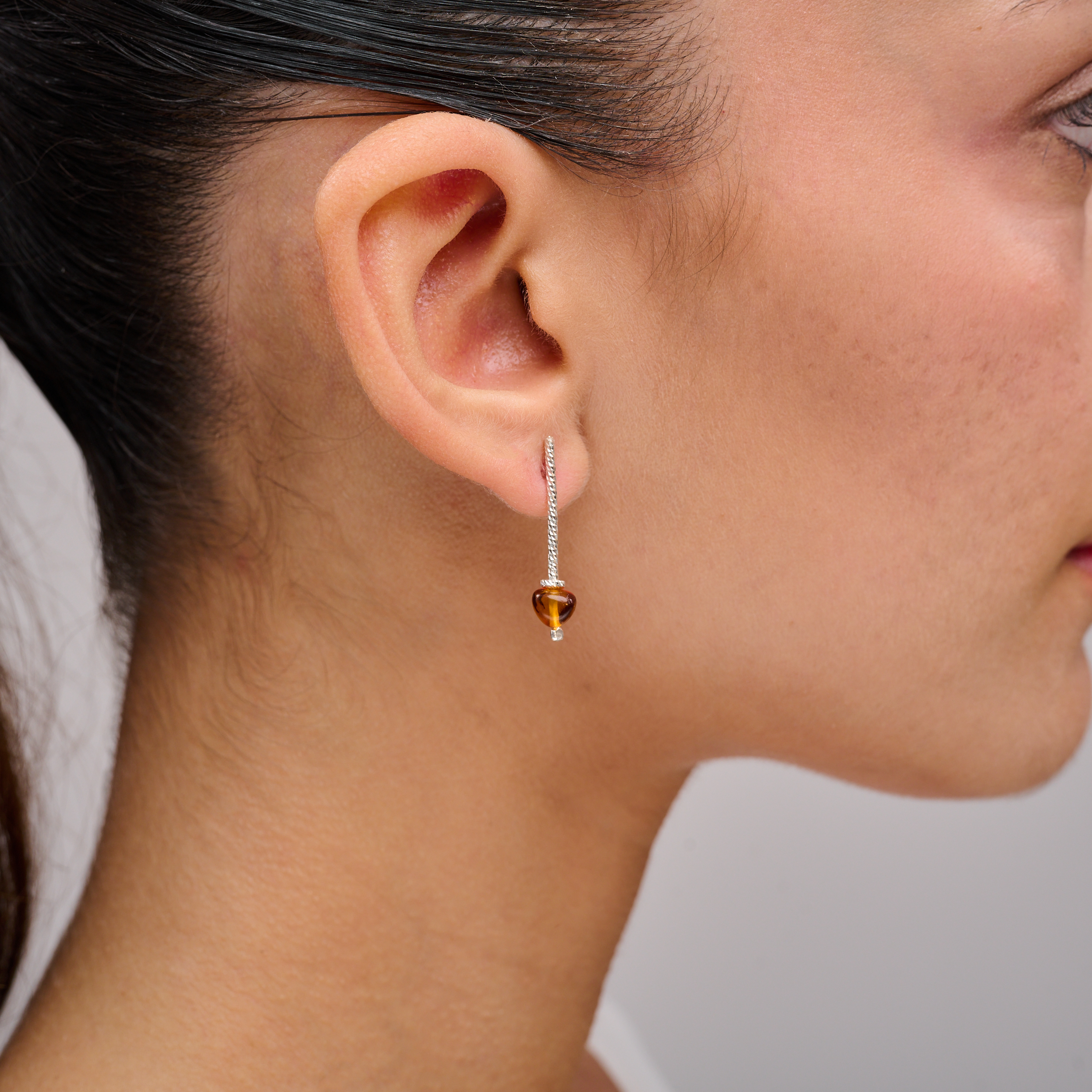 עגילים מזהב 14 קראט עם ענבר – עיצוב מחמיא שמדגיש את יופיה של האבן העתיקה בגוון כתום-זהוב. הענבר נחשב לאבן של ריפוי ואנרגיה חיובית, וזה ניכר בכל הברקה שלה. תכשיט שמשדר חמימות, נוכחות שקטה וחיבור לטבע.

