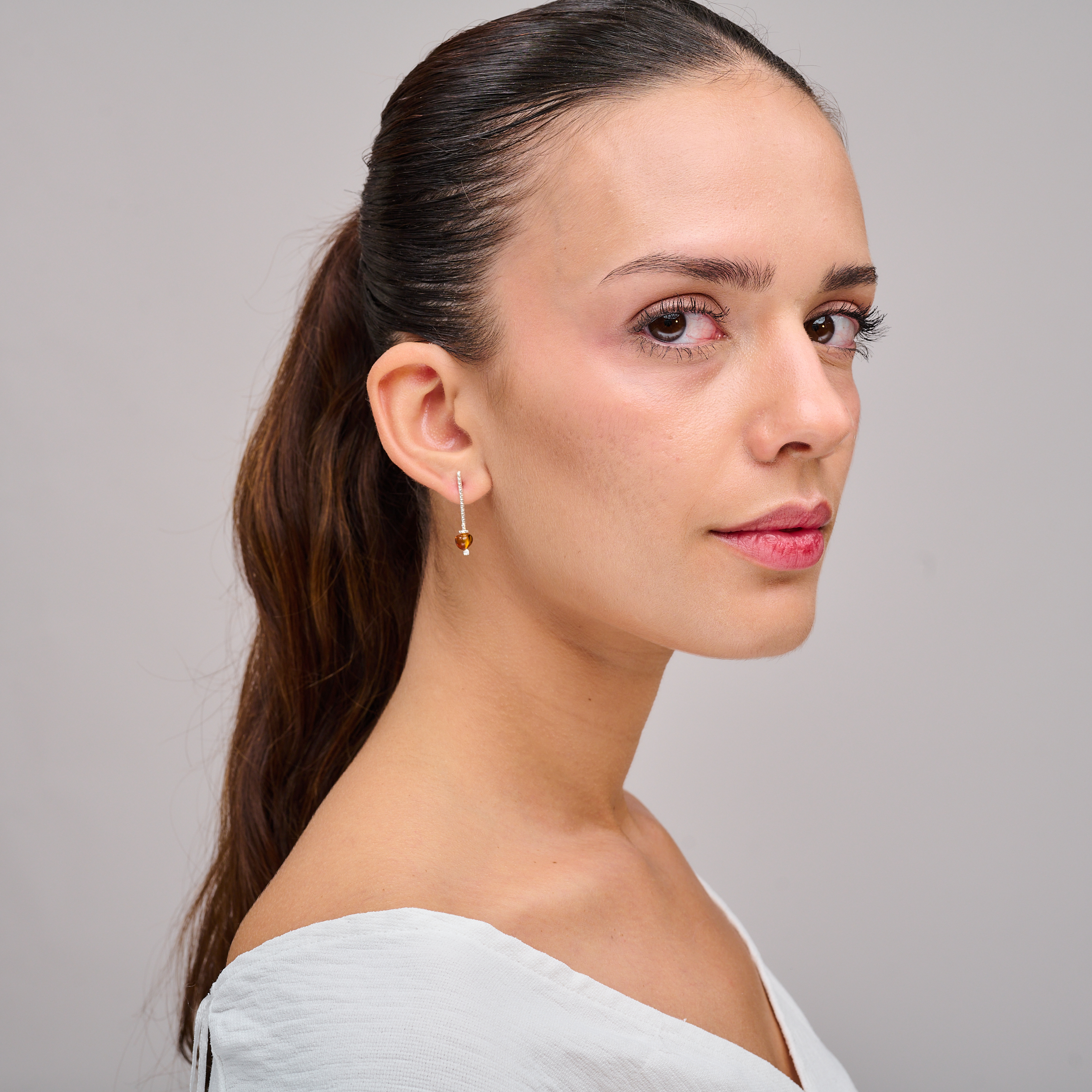 עגילים עדינים אך מלאי אופי מזהב 14 קראט עם ענבר אמיתי – כל אבן נושאת בתוכה קפסולת זמן מהטבע: שקופה, חמה ומלאת חיים. גוני הדבש-זהוב של האבן יוצרים ניגוד מרהיב עם ברק הזהב, והעיצוב שומר על פשטות שמבליטה את הטבעיות של החומר.
הענבר נושא אנרגיה עתיקה של הגנה, שמחה ובריאות, ומומלץ מזה דורות לאנשים שמחפשים איזון רגשי ותחושת ביטחון. תכשיט שנותן תחושה אישית, אינטימית וחיה – כאילו כל עגיל לוחש סיפור של אור.