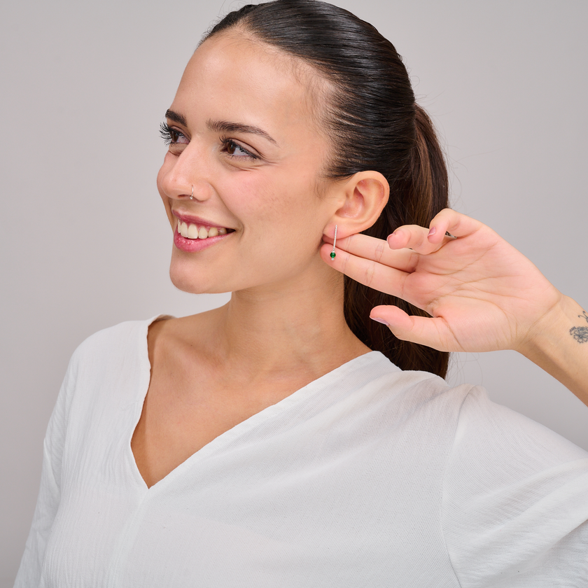 עגילים בעיצוב נקי עם אגת ירוק – פריט בעבודת יד שמשדר שקט, עוצמה רכה וסטייל לא מתאמץ. האגת, אחת מאבני החן העתיקות ביותר, מביאה איתה תחושת ריפוי והרמוניה, והעיצוב המדויק מחמיא לפנים. עגילים שמתאימים ללבישה יומיומית וגם לערב, ויהפכו במהרה לתכשיט האהוב בקופסה שלך.

