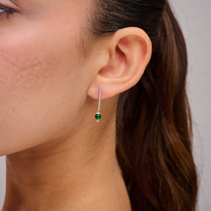 עגילים מעוצבים עם אגת ירוק – תכשיט ייחודי באווירה בוהמיינית עם נגיעה קלאסית. הגוון הירוק העשיר של האבן משתלב נהדר עם מתכות בגוון זהב או כסף, ויוצר מראה טבעי ועמוק. מתאים לנשים שאוהבות לשלב תכשיטים עם צבעים מהטבע, ושמחפשות תוספת שתשדר חום, שלווה ונוכחות עדינה.

