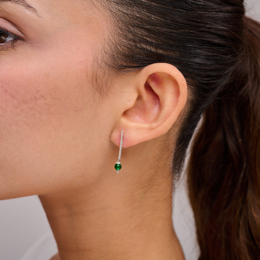 עגילים אלגנטיים עם אגת ירוק – תכשיט שמשלב עיצוב מודרני עם אבן חן עתיקה ומלאת משמעות. האגת הירוקה משדרת ביטחון, חיבור לאדמה ושקט פנימי, והעיצוב העדין מאפשר להשתלב עם כל לוק – מחולצה לבנה ועד שמלת ערב. מתנה מושלמת לנשים שמעריכות יופי טבעי וסטייל אישי.

