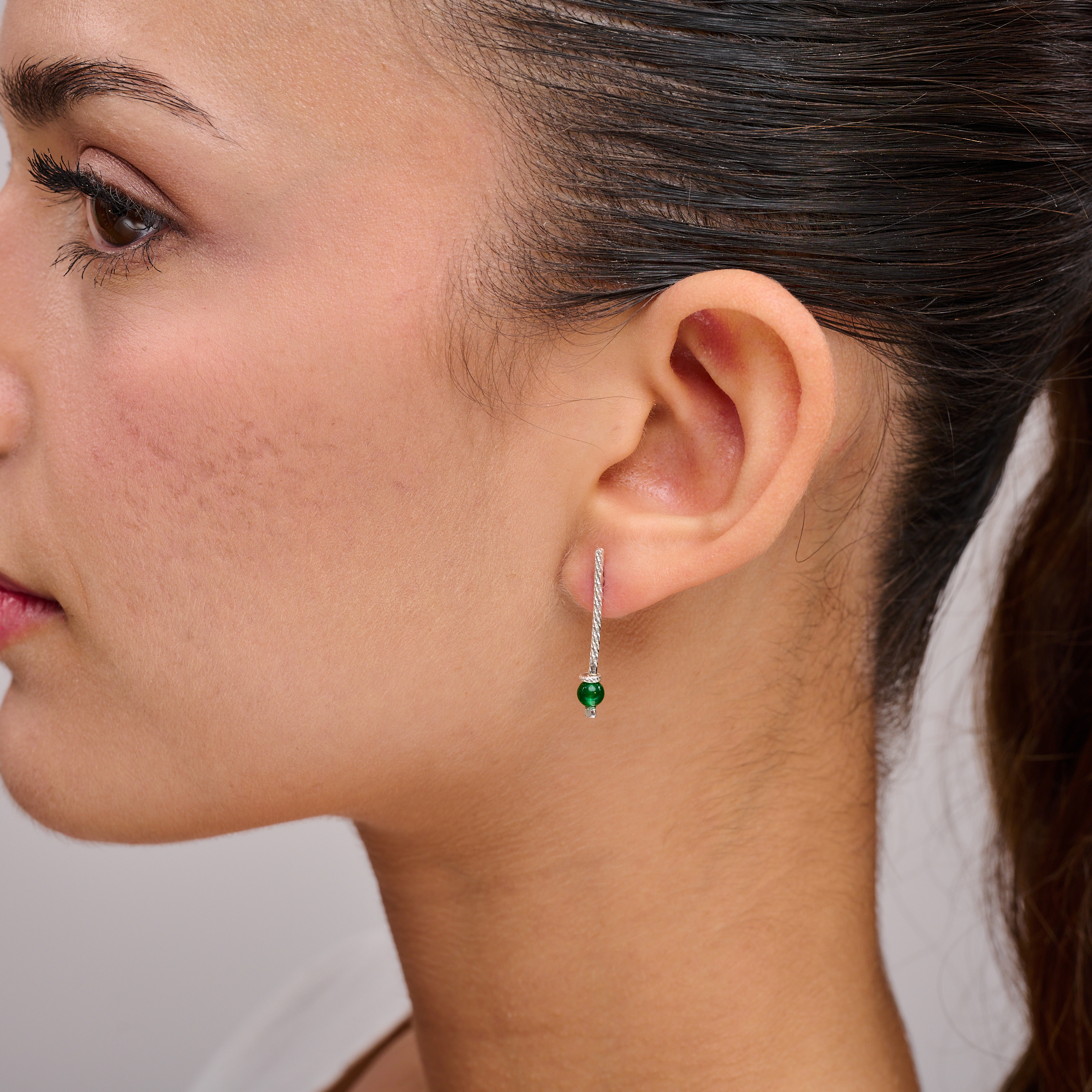 עגילים קלילים ונוחים עם אגת ירוק בגוון טבעי – תכשיט שמשלב בין רכות לבין עומק. האבן הירוקה מביאה עמה תחושת יציבות וקרקוע, ועיצוב העגיל משלים את המראה בקווים אלגנטיים שמתאימים לכל גיל. תוספת מושלמת לכל מלתחה – עם צבע שמאיר את הפנים ומוסיף חיות.

