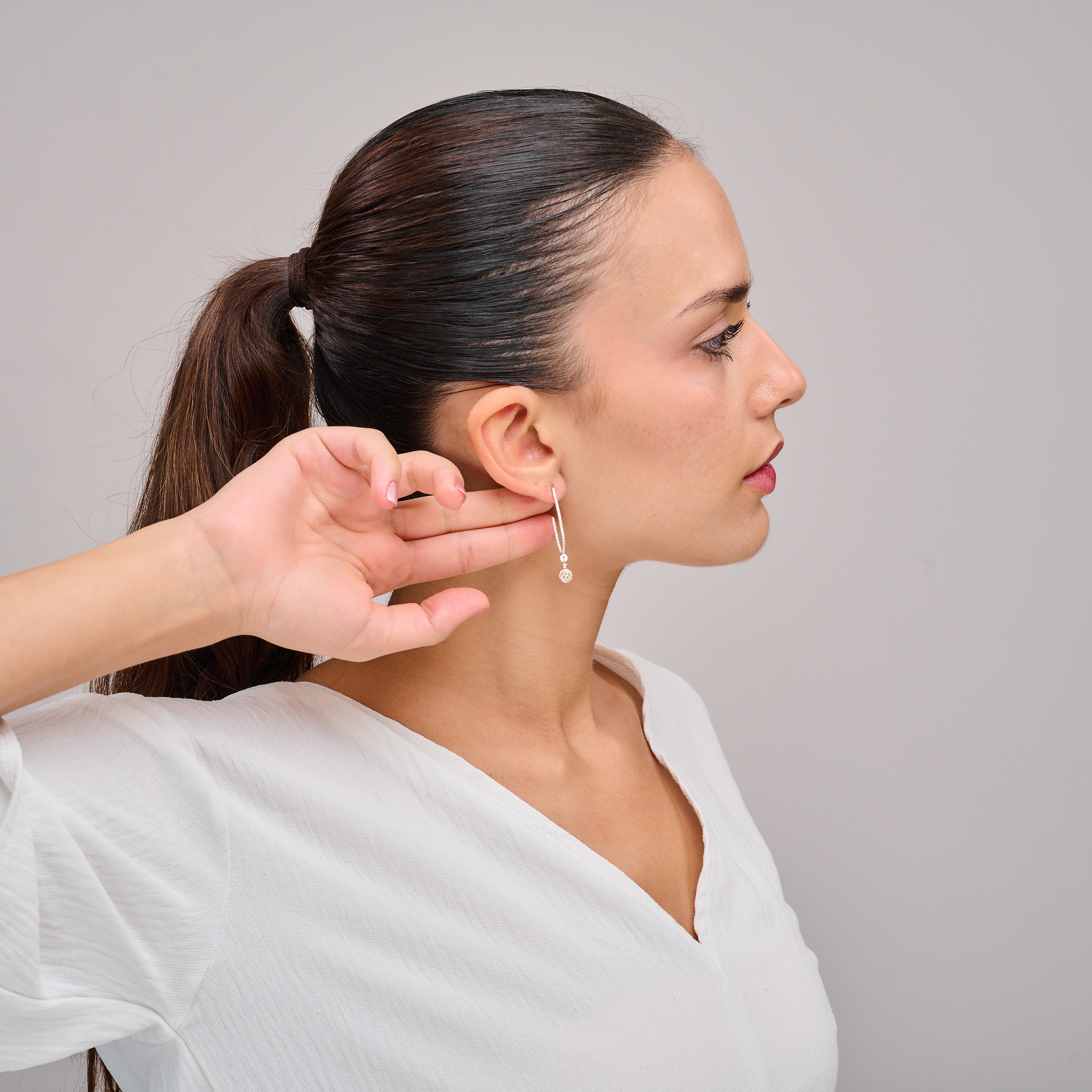 עגילים אלגנטיים בסגנון אומגה – תכשיט עשוי כסף טהור, ללא אבנים, שמתאים לכל סגנון לבוש. מתאים לנשים שמחפשות מראה מאופק אך איכותי, ולמי שמעריכה עיצוב מדויק וחומרי גלם ברמה גבוהה. שילוב של נוחות, פרקטיות ויופי מתוחכם.

