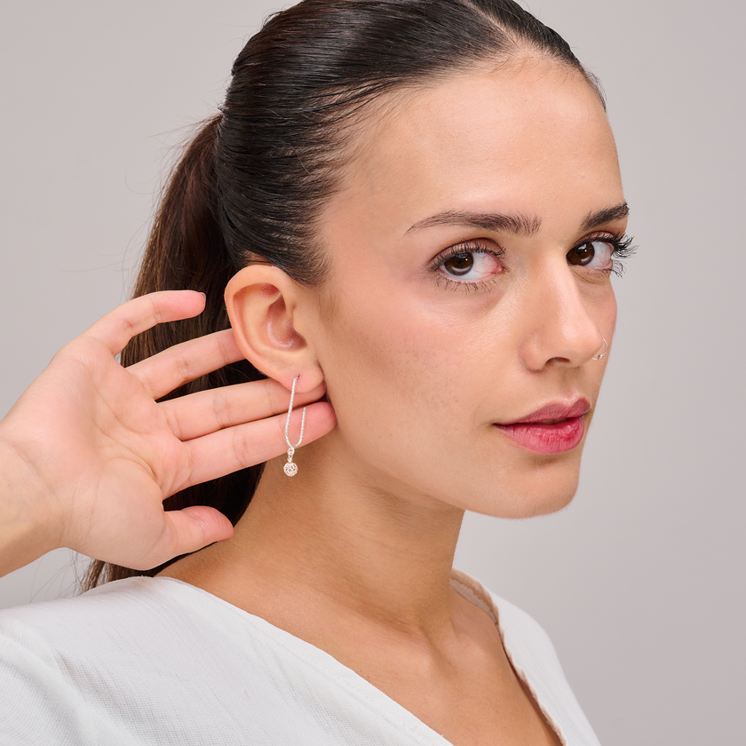 עגילי אומגה מכסף סטרלינג, ללא אבנים – תכשיט בעיצוב מודרני, עם קו עיצובי נקי שמתאים למראה מעודן ומתוחכם. מתאים ללבישה יומיומית, למשרד, או כפינוק לעצמך. נוחים במיוחד בזכות סגירת האומגה הבטוחה, וגימור הכסף המלוטש מעניק להם מראה יוקרתי.

