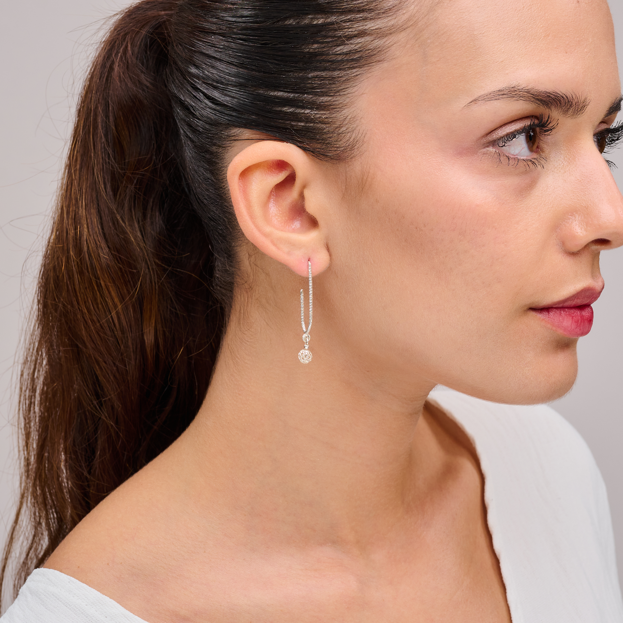 עגילי אומגה בעבודת יד מכסף סטרלינג 925 – עגילים ללא אבנים, בגימור מלוטש ועדין. מתאימים לכל גיל, לכל סגנון ולכל שעה ביום. סגירת אומגה נוחה ובטוחה, לשימוש קל ונעים. תכשיט על-זמני שמוסיף טאץ’ של תחכום לכל מראה – גם בלי אבן אחת.

