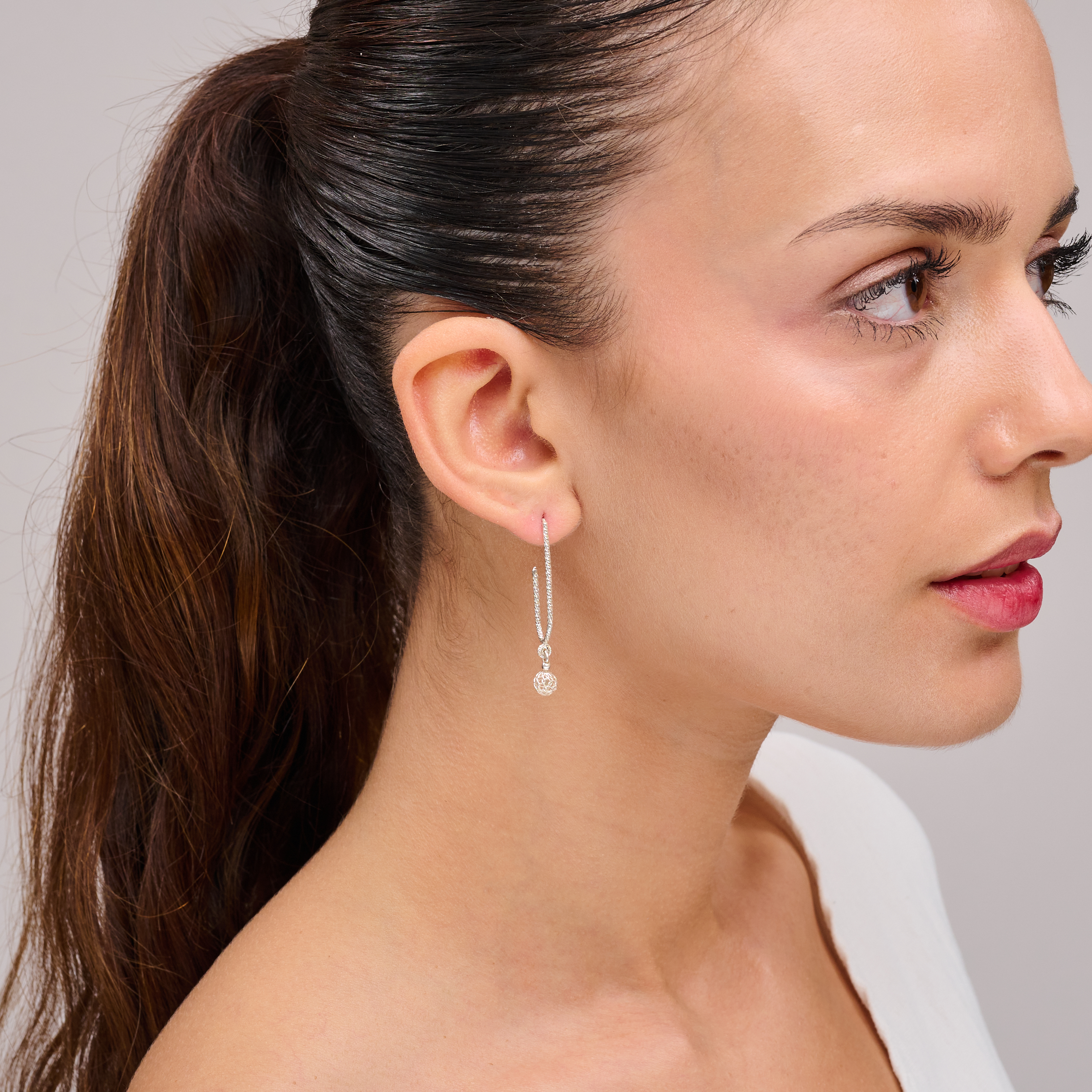 עגילים בסגנון אומגה מכסף טהור – ללא אבנים, בעיצוב מודרני ונקי שמשתלב בכל הופעה. מושלמים לעבודה, לאירועים וגם לשימוש יומיומי. העיצוב החלק מעניק מראה אלגנטי אך לא מתאמץ. מתנה נהדרת לנשים שמעדיפות תכשיטים בגימור קלאסי ותחושת יוקרה טבעית.

