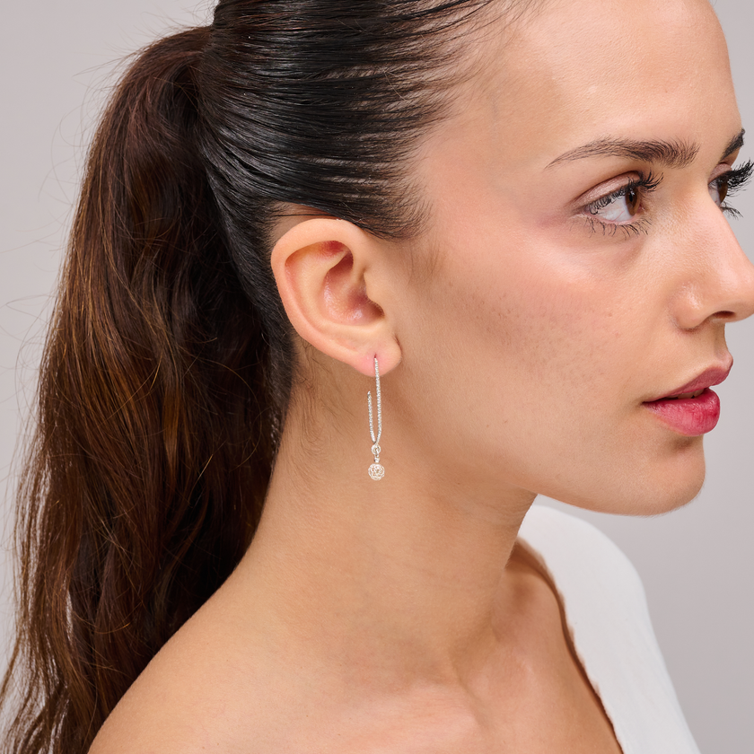 עגילים בסגנון אומגה מכסף טהור – ללא אבנים, בעיצוב מודרני ונקי שמשתלב בכל הופעה. מושלמים לעבודה, לאירועים וגם לשימוש יומיומי. העיצוב החלק מעניק מראה אלגנטי אך לא מתאמץ. מתנה נהדרת לנשים שמעדיפות תכשיטים בגימור קלאסי ותחושת יוקרה טבעית.

