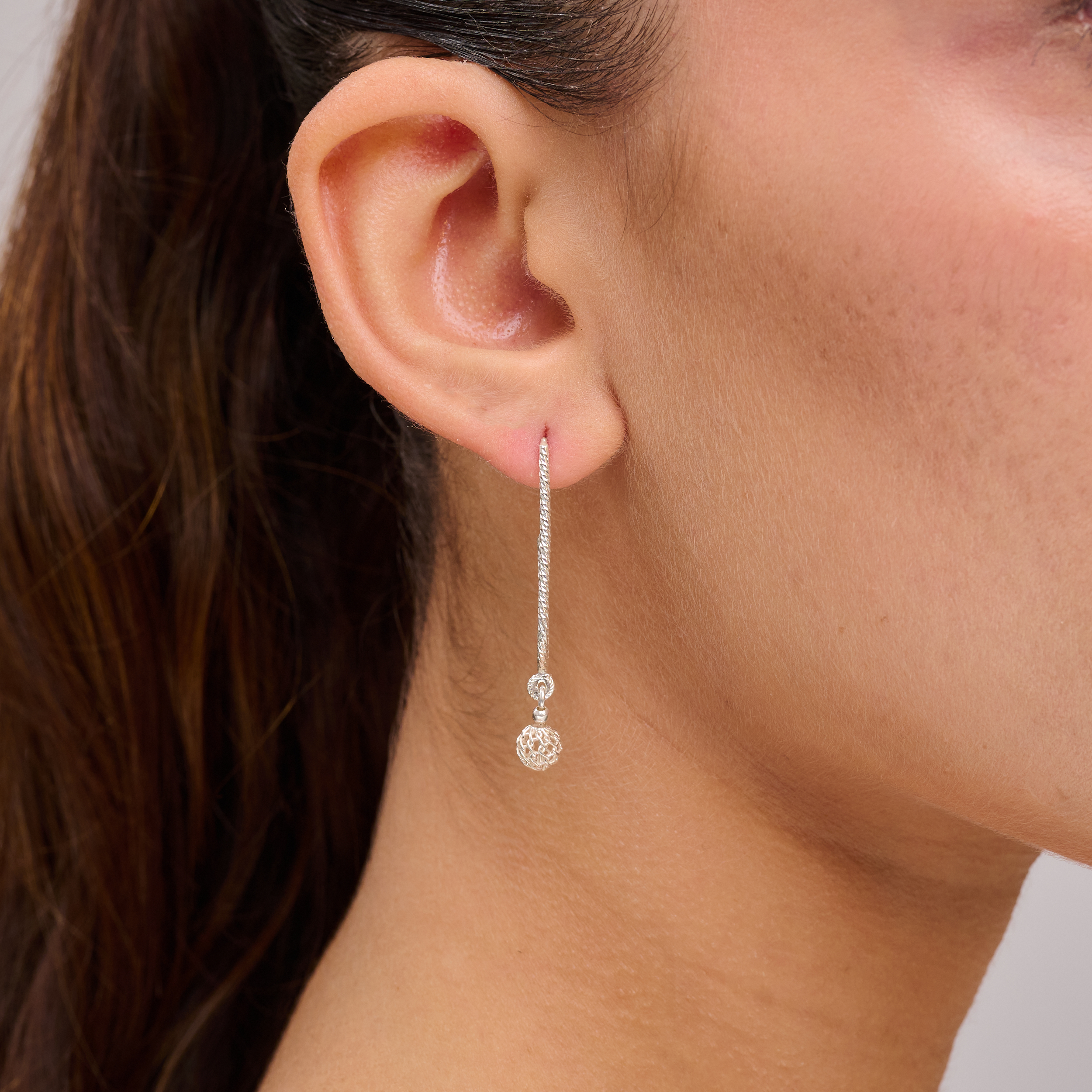 עגילי כסף אומגה מינימליסטיים – תכשיט יומיומי שמתאים גם לאירועים, עשוי מכסף סטרלינג 925, בעיצוב נקי ואלגנטי. מושלם לאוהבות תכשיטים ללא קישוטים, עם מראה קלאסי שמתאים לכל גיל. עיצוב נצחי שמתחבר לכל סגנון לבוש – ממודרני ועד על-זמני.

