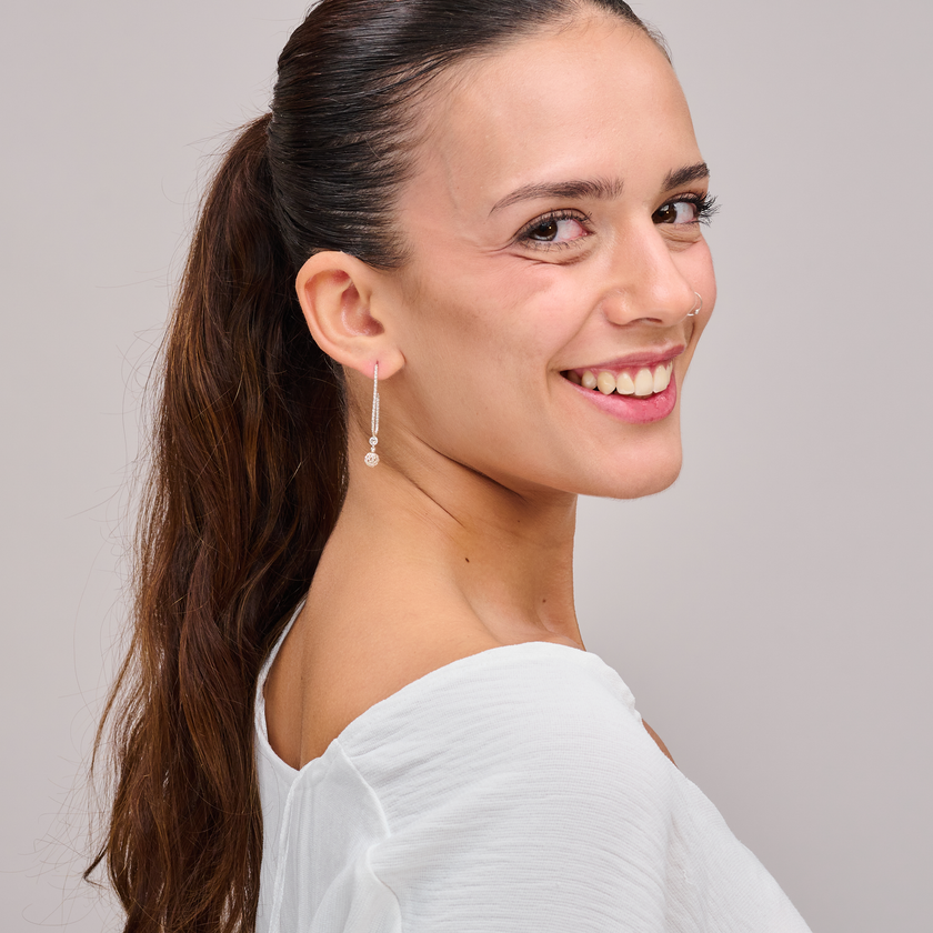 עגילי כסף אומגה – עיצוב חלק, מינימליסטי ועמיד, ללא אבנים או קישוטים מיותרים. פריט אלגנטי שמתאים לסגנון יומיומי וגם לעבודה משרדית. גימור כסוף מבריק מעניק מראה מטופח ותחושת ניקיון פנימית. מתנה נפלאה לנשים שאוהבות תכשיטים פשוטים ובעלי נוכחות.

