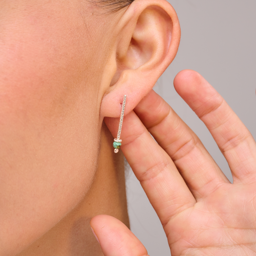 עגילים אלגנטיים מזהב 14 קראט משובצים באבן טורקיז – תכשיט בעבודת יד שמחבר בין חומרים אציליים לצבע עוצמתי. גוון הטורקיז משתלב בהרמוניה עם הזהב ומעניק לעגילים אופי ייחודי ומלא שיק. מושלם לאירועים, לחופשות, או כפריט שמשדר סטייל טבעי ומתוחכם בכל יום. עגילים קלים ללבישה ונוחים לאורך זמן.

