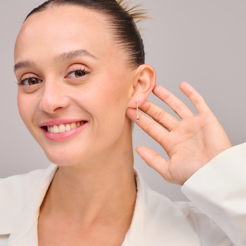 עגילים מזהב 14K עם אבן טורקיז – עיצוב אלגנטי עם קריצה אתנית, שמשלב בין מסורת ליוקרה. האבן הטורקיז ידועה כסמל של הרמוניה והגנה, והזהב הנוצץ מדגיש את יופיה. עגילים נוחים ללבישה עם סגירה בטוחה, שמתאימים לכל אירוע – מהופעה קז'ואל ועד ערב חגיגי.

