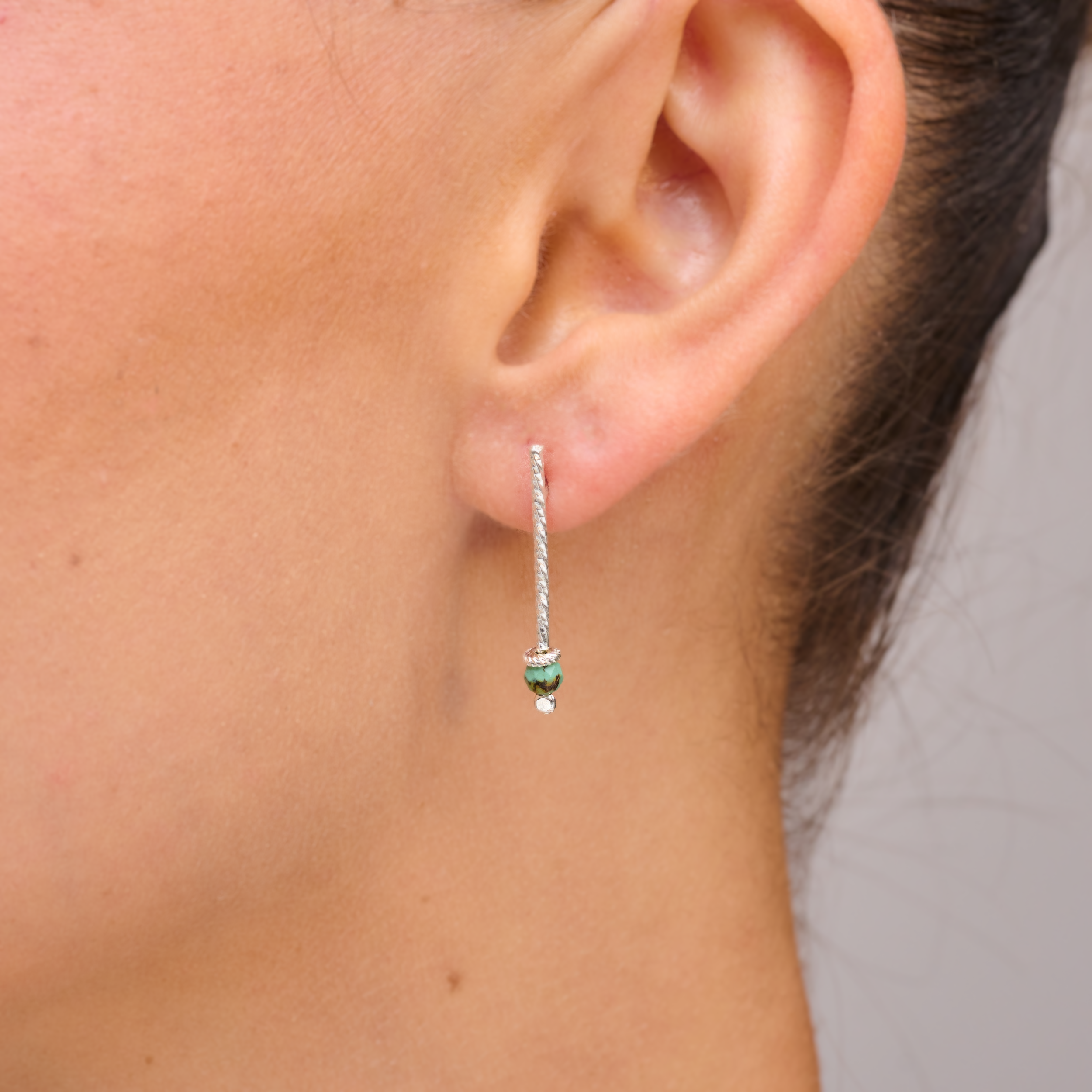 עגילים בעבודת יד מזהב 14 קראט משובצים טורקיז – תכשיט שמתכתב עם אסתטיקה בוהמית יוקרתית. האבן הכחולה מביאה איתה תחושת טבע וחופש, בעוד הזהב מוסיף תחושת אלגנטיות ונשיות על-זמנית. מתנה מושלמת לאישה יצירתית, אוהבת הרפתקאות וסגנון אישי מודגש.

