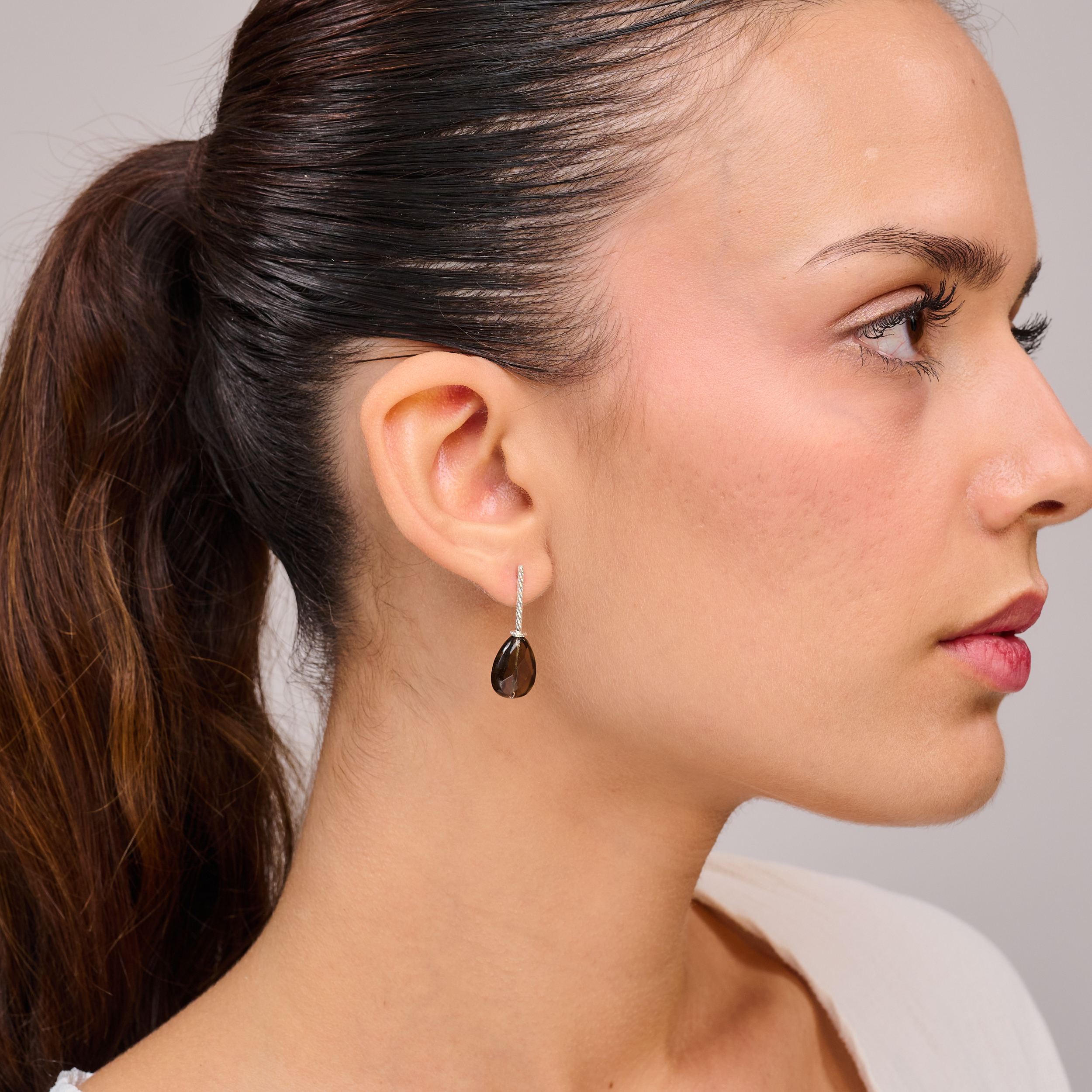 עגילי כסף בעבודת יד בסגנון מינימליסטי ומעודן, משובצים באופליט בהיר ובטופז מעושן טבעי – שילוב קלאסי של אור וצל. אבן האופליט מעניקה לעגיל מראה פניני ורך, בעוד הסמוקי טופז מוסיף תחושת עומק ואצילות. מתנה מושלמת לחתונה, יום נישואין, או כחלק מתכשיטי כלה בעיצוב ייחודי. תכשיט אלגנטי שמדגיש את הטעם הטוב של הלובשת אותו, ומוסיף נגיעה של זוהר לכל הופעה.

