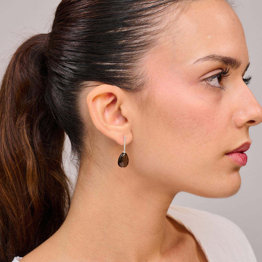 עגילי כסף בעבודת יד בסגנון מינימליסטי ומעודן, משובצים באופליט בהיר ובטופז מעושן טבעי – שילוב קלאסי של אור וצל. אבן האופליט מעניקה לעגיל מראה פניני ורך, בעוד הסמוקי טופז מוסיף תחושת עומק ואצילות. מתנה מושלמת לחתונה, יום נישואין, או כחלק מתכשיטי כלה בעיצוב ייחודי. תכשיט אלגנטי שמדגיש את הטעם הטוב של הלובשת אותו, ומוסיף נגיעה של זוהר לכל הופעה.

