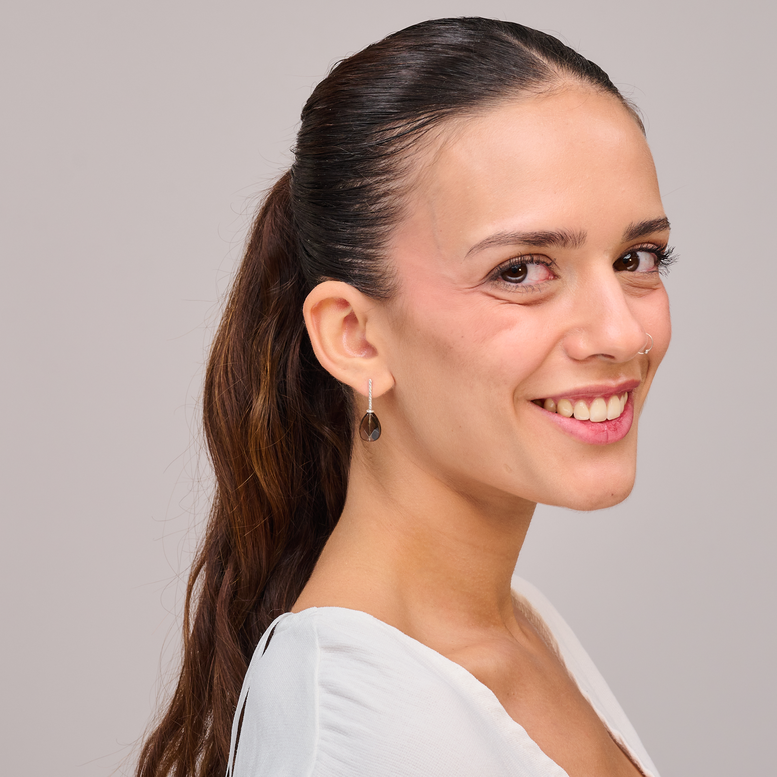 עגילי כסף משובצים באבנים חצי-יקרות שמשדרות רוגע, עומק ואלגנטיות – סמוקי טופז המפורסם באנרגיה המרפאת שלו לצד האופליט שמקרין רוך ועדינות. יחד, הן יוצרות עגיל מרהיב ביופיו, קליל אך עוצמתי, עם נוכחות מעודנת ומסתורין. עגיל מושלם ללבוש יום-יומי וגם לאירועים מיוחדים. מתאים גם לנשים דתיות בזכות הצניעות והפשטות שבקו העיצוב.

