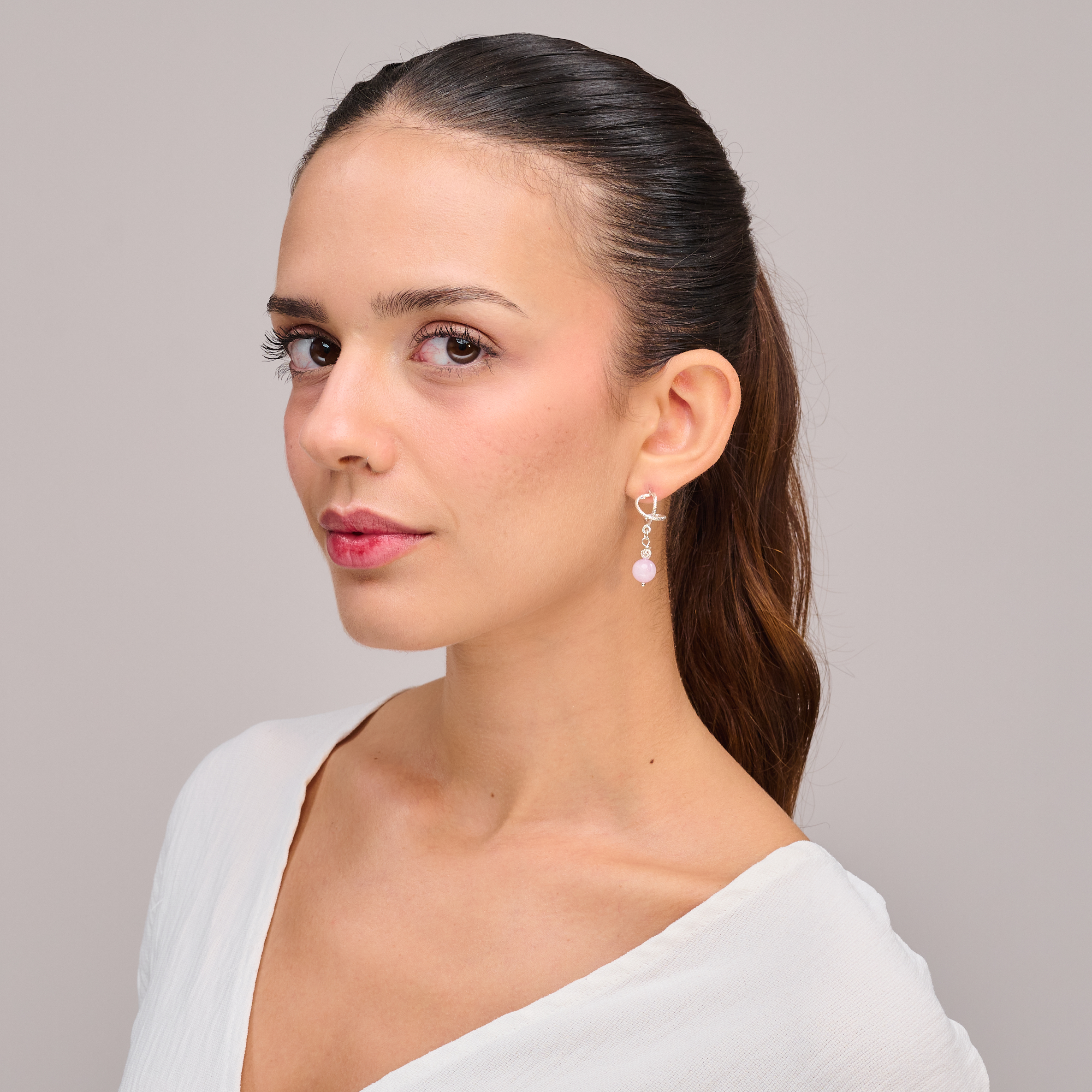 עגילי כסף בסגנון אומגה משובצים באבן מורגנייט טבעית – תכשיט שמפגיש בין רוך נשי לעיצוב מוקפד. גוון האפרסק של המורגנייט מוסיף חמימות ותחושת איזון, בעוד מבנה האומגה מעניק לעגיל יציבות, נוחות ונראות מחמיאה לפנים. אידיאליים לנשים שמחפשות תכשיט רומנטי עם נוכחות שקטה. מתאים ליום-יום, לעבודה או לערב עם טאץ' עדין.

