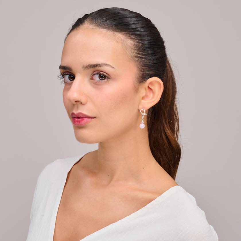 עגילי כסף בסגנון אומגה משובצים באבן מורגנייט טבעית – תכשיט שמפגיש בין רוך נשי לעיצוב מוקפד. גוון האפרסק של המורגנייט מוסיף חמימות ותחושת איזון, בעוד מבנה האומגה מעניק לעגיל יציבות, נוחות ונראות מחמיאה לפנים. אידיאליים לנשים שמחפשות תכשיט רומנטי עם נוכחות שקטה. מתאים ליום-יום, לעבודה או לערב עם טאץ' עדין.

