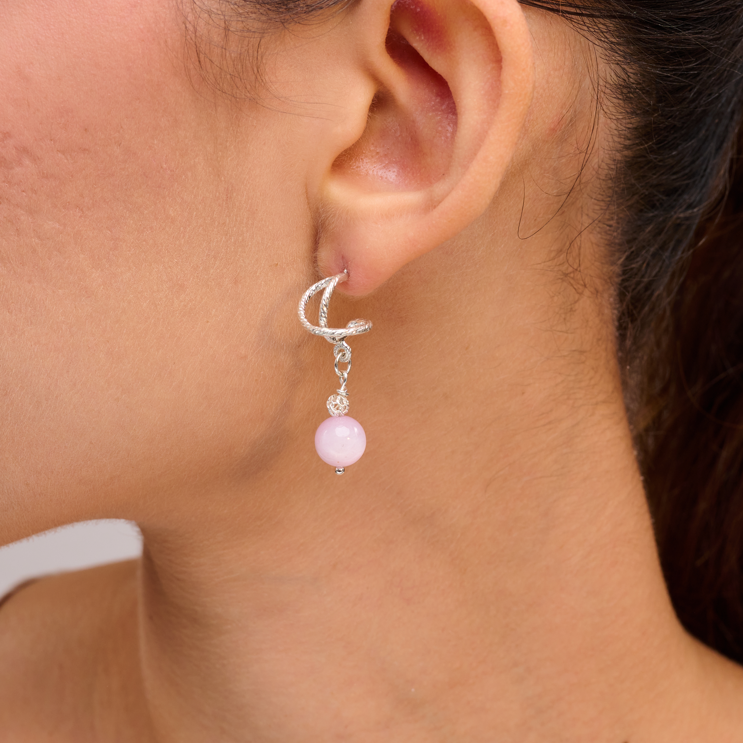 עגילי כסף אומגה עם מורגנייט בגוון ורדרד-שקוף – תכשיט עדין עם עומק רגשי ועיצוב מלא מחשבה. המורגנייט, אבן של אהבה עצמית וחמלה, משתלבת נהדר עם עיצוב אומגה נקי ונוח לענידה. תכשיט שמתאים לכל אישה שמבקשת להביע סטייל אישי עם רכות פנימית. מתנה נפלאה לאירוע משמעותי או רגע של פינוק רגשי.

