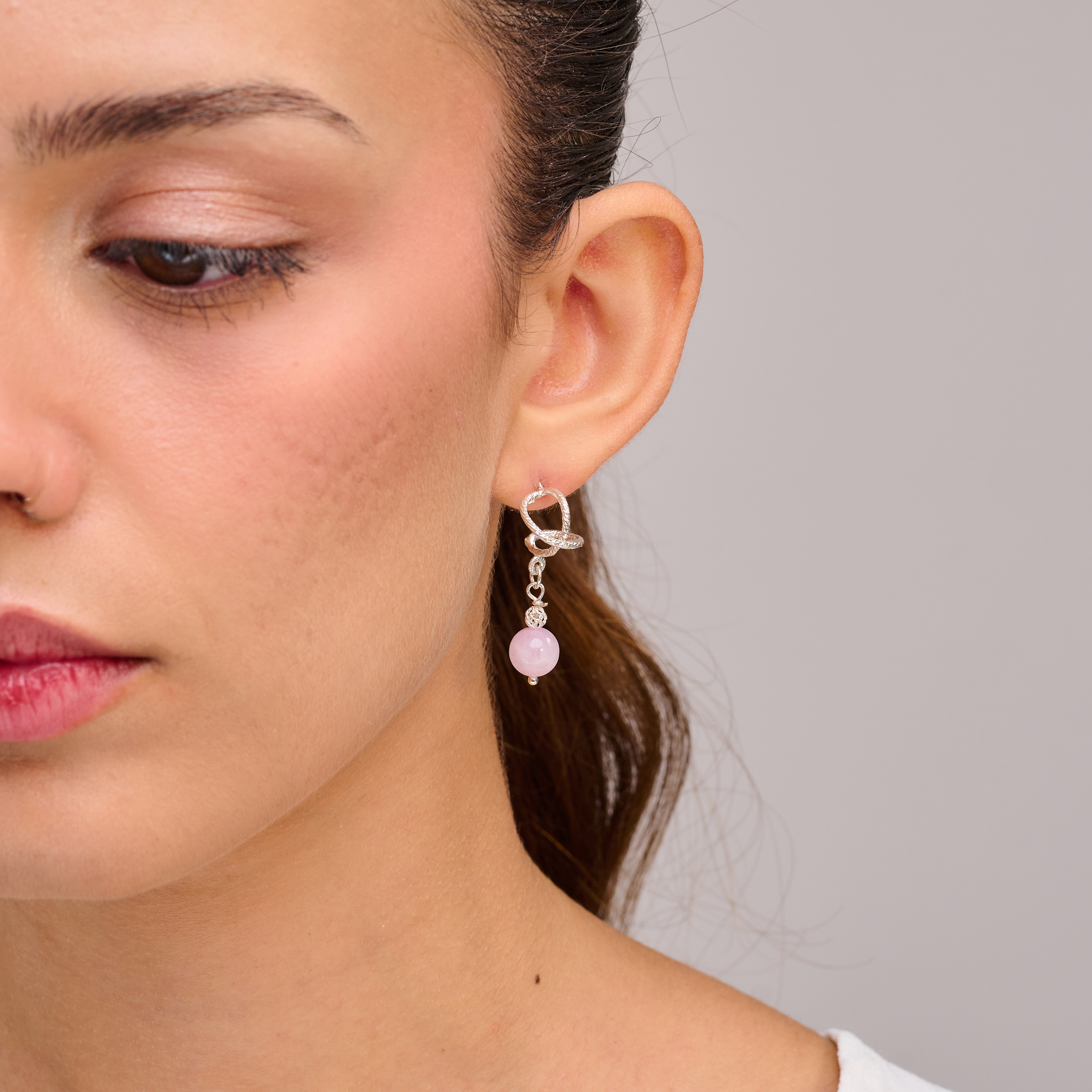 עגילי כסף בעיצוב אומגה עם מורגנייט – שילוב הרמוני של אבן בגוון אפרסק רך עם עיצוב קלאסי ועל-זמני. האבן משדרת נשיות, שלווה וקבלה, ואידיאלית לנשים שמעריכות עיצוב טבעי עם משמעות עמוקה. תכשיט איכותי, קליל ונוח שמתאים לשילוב עם לוקים שונים – מלוק כלה רומנטי ועד ללבוש יומיומי אלגנטי.

