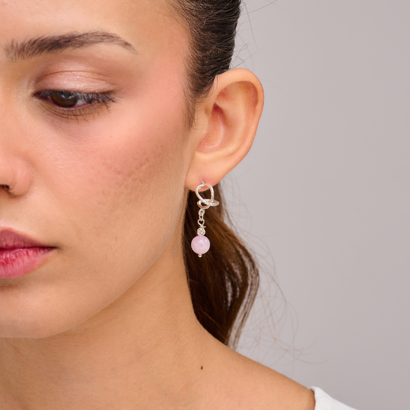 עגילי כסף בעיצוב אומגה עם מורגנייט – שילוב הרמוני של אבן בגוון אפרסק רך עם עיצוב קלאסי ועל-זמני. האבן משדרת נשיות, שלווה וקבלה, ואידיאלית לנשים שמעריכות עיצוב טבעי עם משמעות עמוקה. תכשיט איכותי, קליל ונוח שמתאים לשילוב עם לוקים שונים – מלוק כלה רומנטי ועד ללבוש יומיומי אלגנטי.

