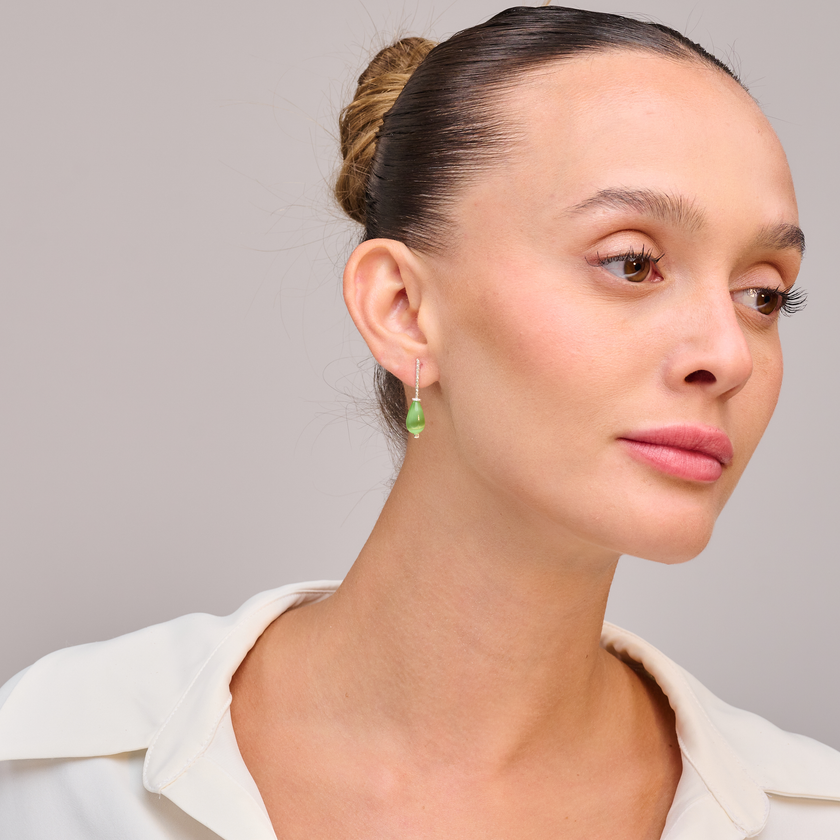 עגילים בעיצוב נשי ומעודן עם אבני אופליט בגוון ירוק רך. שילוב מרענן בין כסף סטרלינג לאבן מוארת שמעניקה תחושת טבע, איזון ואנרגיה חיובית. תכשיט נהדר לעונות האביב והקיץ, עם נוכחות עדינה ותחכום טבעי. מתאים לנשים בכל גיל, כמתנה ליום הולדת, חג, או כאביזר שמוסיף נגיעה של צבע לכל הופעה.

