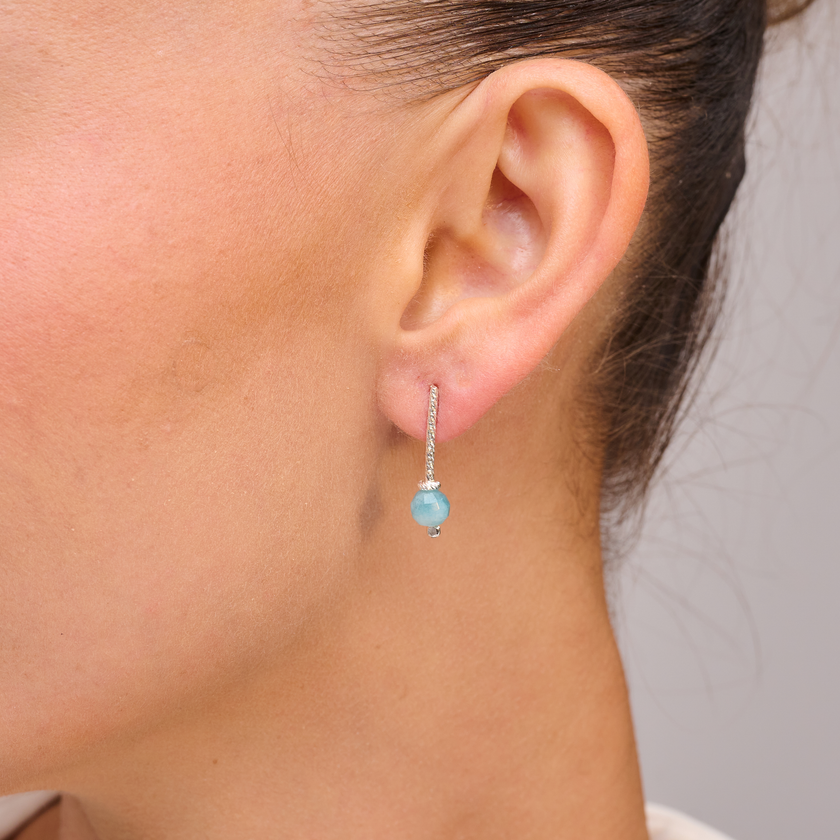 עגילי זהב לבן 14K עם אבן אקוומרין – תכשיט בעיצוב יוקרתי ונשי שמתאים לאירועים חגיגיים וגם למראה יומיומי מלוטש. האבן בגוון תכלת-קרח משתלבת בהרמוניה עם הזהב הלבן, ויוצרת תכשיט אלגנטי, נקי ומעורר השראה. בחירה אידיאלית לכלה, לאירוע מיוחד או כאקססורי קלאסי עם טוויסט רענן.

