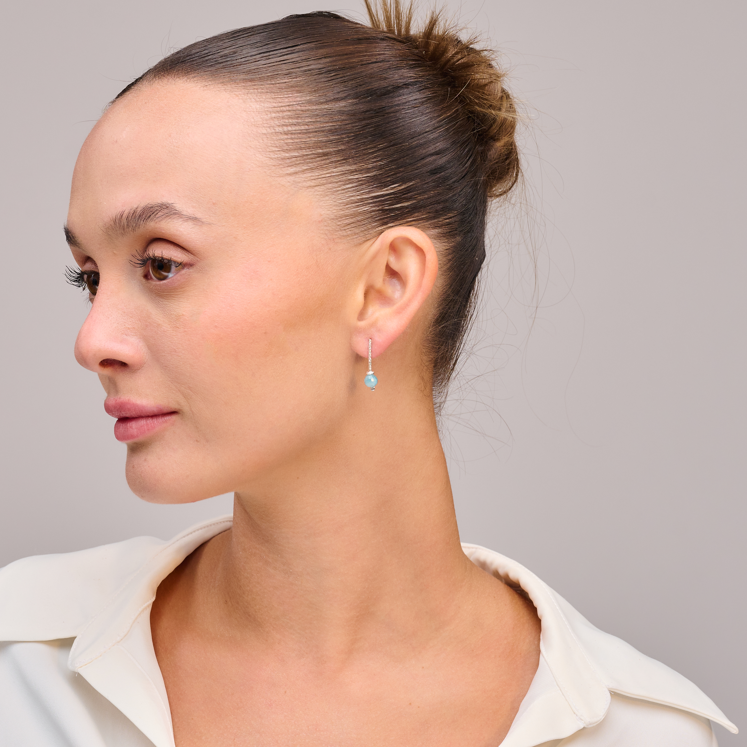 עגילים בעבודת יד מזהב לבן 14 קראט עם אקוומרין – פריט נדיר שמקרין שלווה, יוקרה וטעם משובח. האקוומרין נחשבת לאבן של רוגע, איזון ובהירות מחשבתית, והחיתוך המדויק מדגיש את הברק הטבעי שלה. מתאים לאישה שמחפשת תכשיט מעודן אך מלא נוכחות. מושלם למתנה שמביעה אהבה, יוקרה ומשמעות עמוקה.

