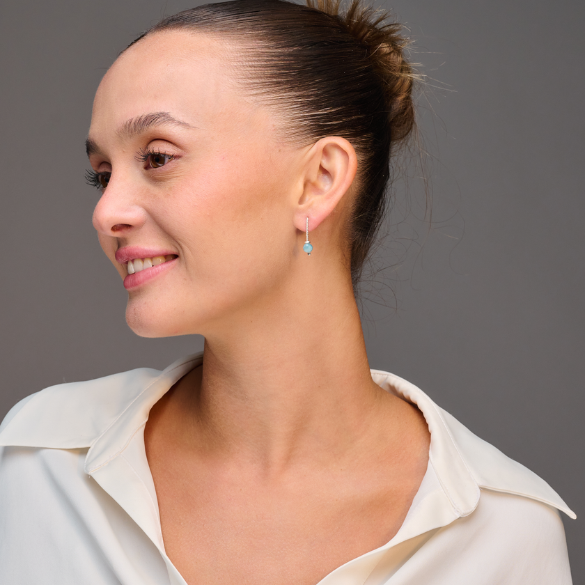 עגילים בעבודת יד מכסף טהור עם אופליט ירוק – תכשיט שמחבר בין טבע, איזון ונשיות. האופליט בגוון ירוק בהיר מוסיף תחושת רעננות וקלילות לכל מראה. מתאים לנשים צעירות ונשים בוגרות כאחד, בזכות הקווים הנקיים והאלגנטיים של העיצוב. תוספת מקסימה לכל קופסת תכשיטים.

