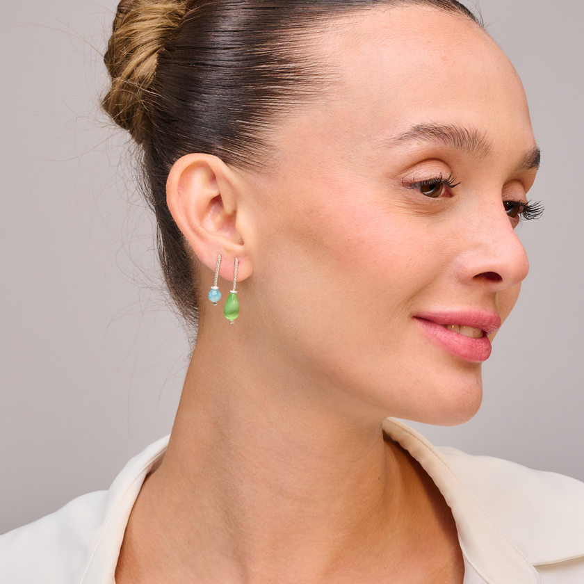 עגילים משובצים באופליט ירוק בגוון שקוף-זוהר, עטופים בכסף מבריק – תכשיט מקסים שמתאים לאוהבות סגנון טבעי ונשי. האבן מקרינה אור פנימי ומשרה רוגע, בעוד העיצוב נשאר אלגנטי ופשוט. מושלם כמתנה ליום אהבה, יום הולדת או לכלה שמחפשת תכשיט ייחודי ועדין.

