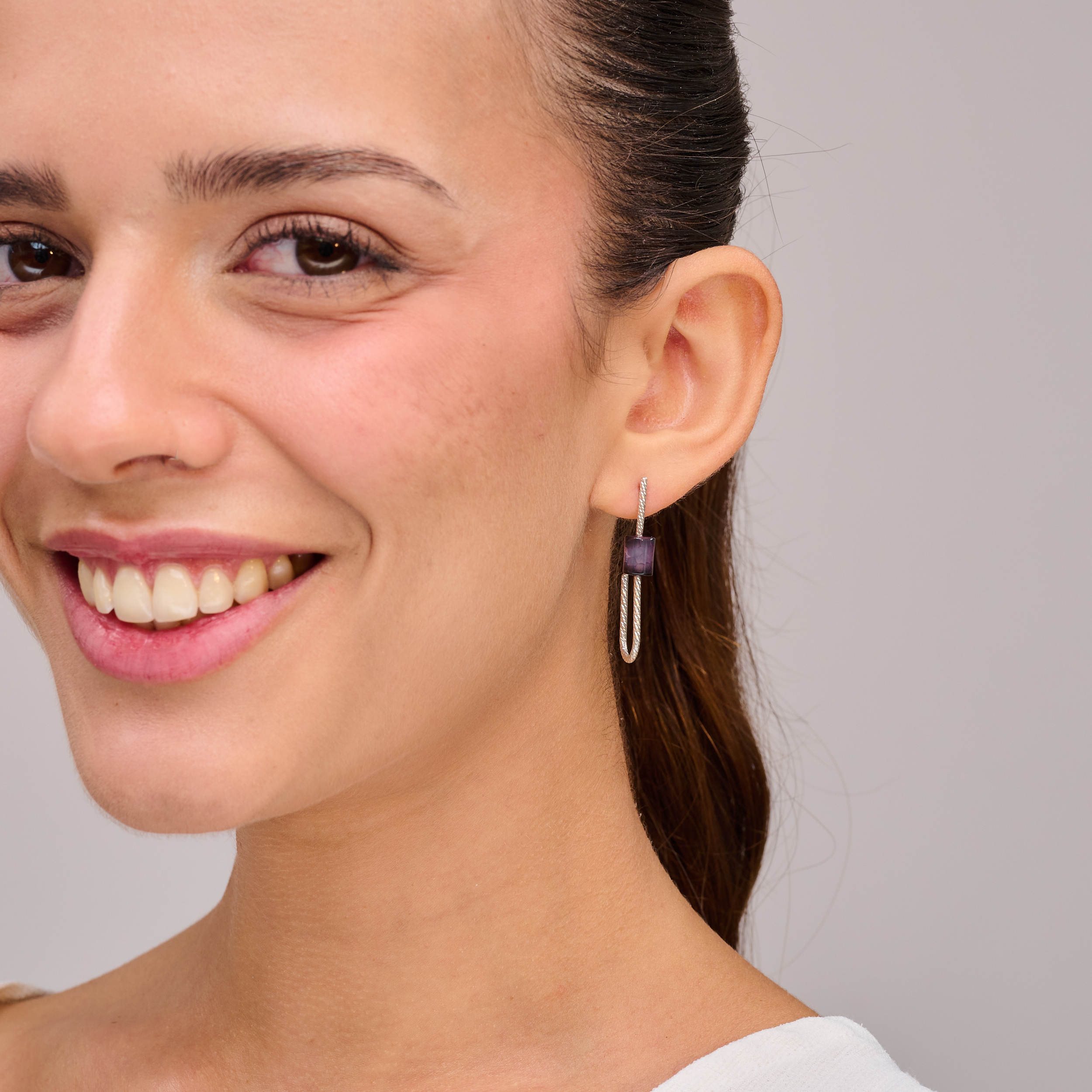 עגילי כסף או גולדפילד עם אגת סגול טבעי – פריט אופנתי עם נגיעה רוחנית. האגת בגוון לילך או סגול כהה יוצרת מראה נשי, רגוע ומעט מסתורי. עיצוב מינימליסטי אך עם נוכחות שמושכת את העין. תכשיט שמתאים לבגדי ערב וגם למראה יומיומי עם טאצ’ צבעוני ועדין.

