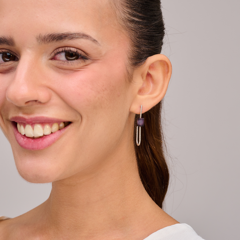 עגילי כסף או גולדפילד עם אגת סגול טבעי – פריט אופנתי עם נגיעה רוחנית. האגת בגוון לילך או סגול כהה יוצרת מראה נשי, רגוע ומעט מסתורי. עיצוב מינימליסטי אך עם נוכחות שמושכת את העין. תכשיט שמתאים לבגדי ערב וגם למראה יומיומי עם טאצ’ צבעוני ועדין.

