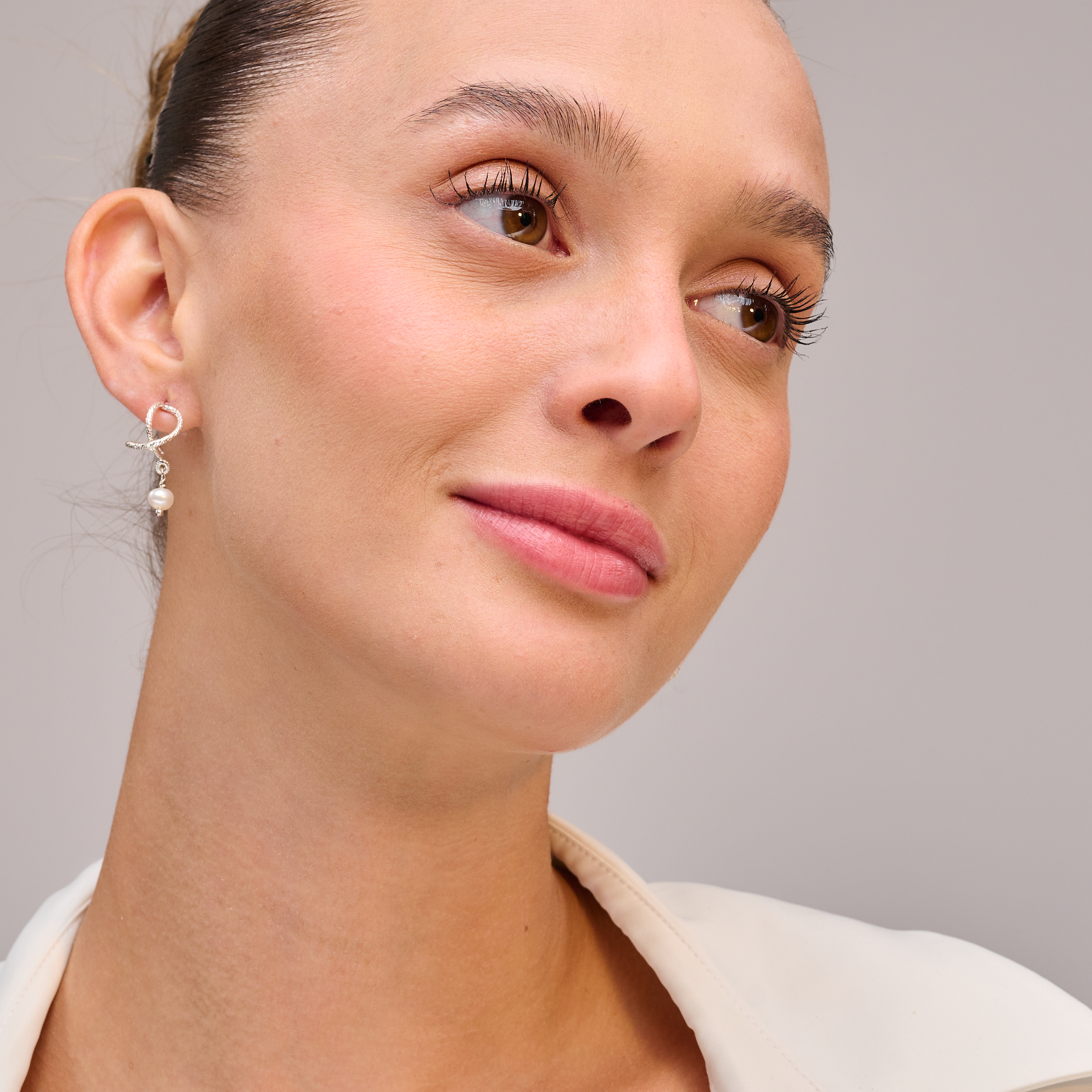 עגילי כסף עם פנינה לבנה עגולה – תכשיט אלגנטי בעיצוב קלאסי שמתאים לכל סגנון לבוש. הפנינה הלבנה משדרת טוהר, עדינות ואצילות, והכסף מוסיף גימור נקי ונצחי. עגילים קלילים, נוחים לענידה, מושלמים לכלות, לאירועים או כפינוק נשי יומיומי. מתנה מושלמת לנשים שמעריכות יופי שקט ואיכות גבוהה.

