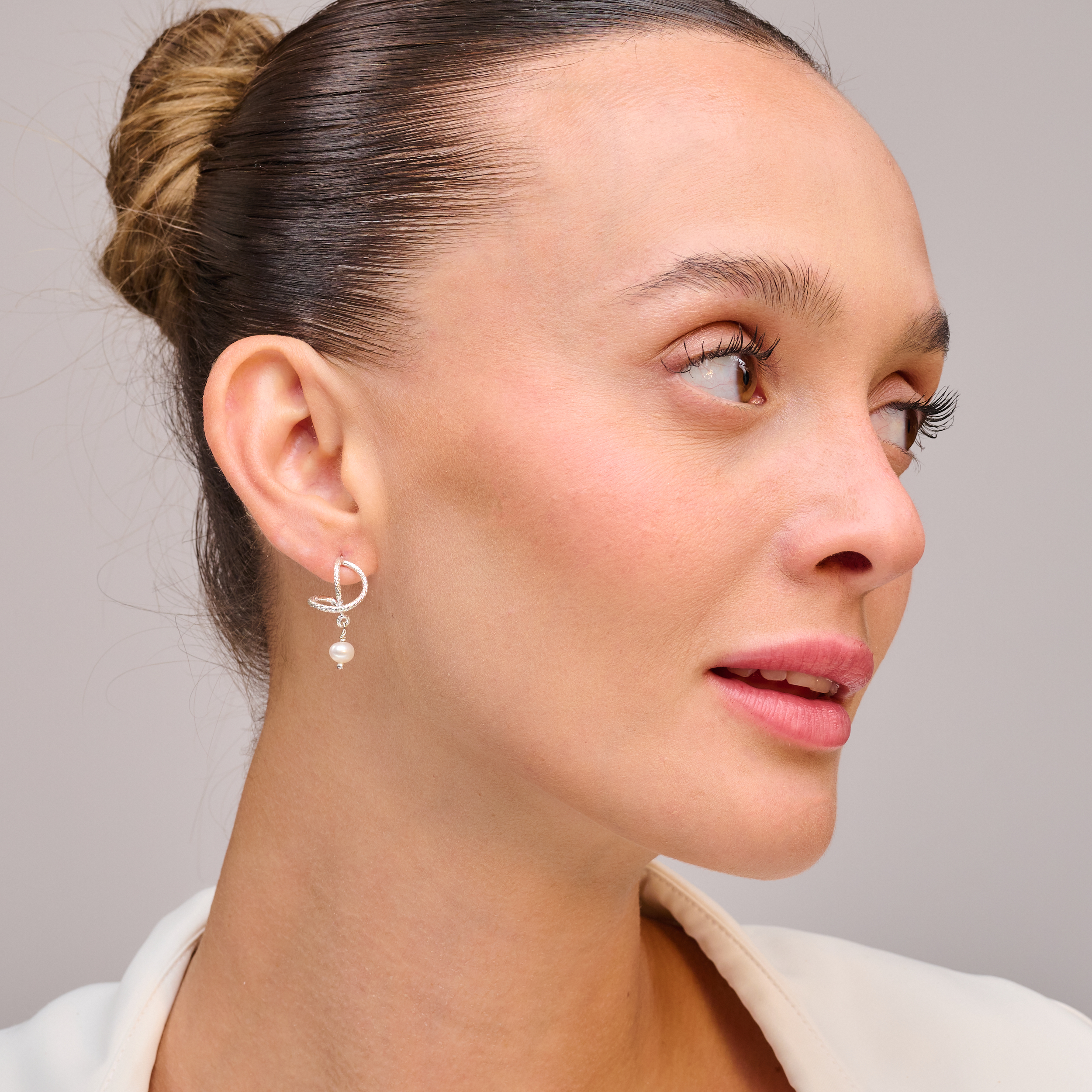 עגילי כסף עם פנינה לבנה – פריט חובה לכל אישה שאוהבת תכשיטים קלאסיים עם נגיעה רכה של סטייל אישי. הפנינה מוסיפה זוהר טבעי ומרקם עשיר, והכסף מעניק מסגרת אלגנטית ונקייה. מושלם לשילוב עם שרשרת תואמת או כפריט בודד שמספיק בפני עצמו. מתאים לכל גיל ולכל מראה – פשוט ויפה.

