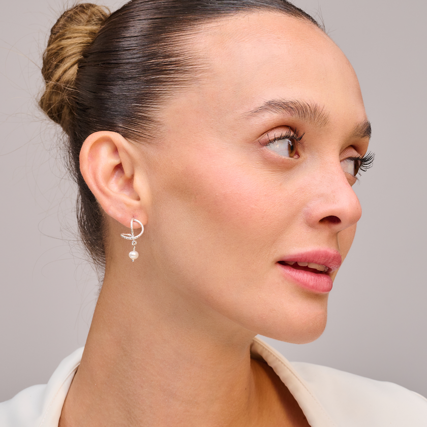 עגילי כסף עם פנינה לבנה – פריט חובה לכל אישה שאוהבת תכשיטים קלאסיים עם נגיעה רכה של סטייל אישי. הפנינה מוסיפה זוהר טבעי ומרקם עשיר, והכסף מעניק מסגרת אלגנטית ונקייה. מושלם לשילוב עם שרשרת תואמת או כפריט בודד שמספיק בפני עצמו. מתאים לכל גיל ולכל מראה – פשוט ויפה.

