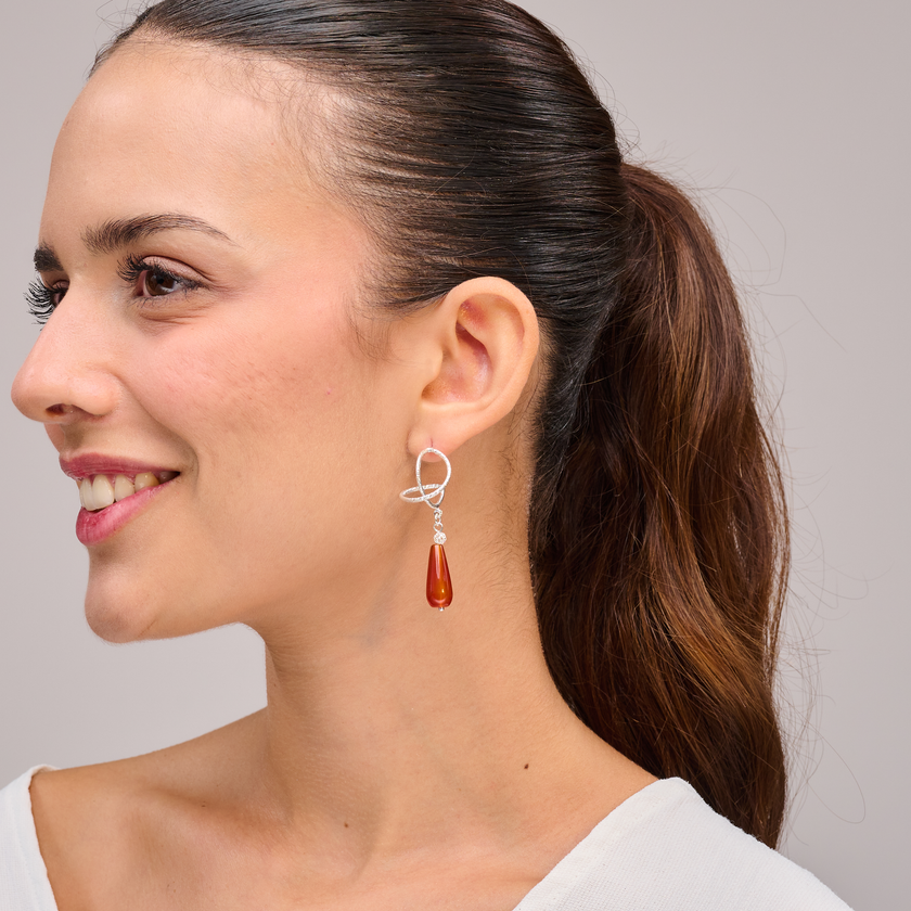 עגילי כסף מעוצבים עם אגת אדום בגוון עמוק – תכשיט מלא עוצמה ואופי שמחבר בין טבע, אומנות וסטייל. האגת האדומה, בעלת דוגמה טבעית מרתקת, מוסיפה לעגילים נוכחות חמה ובוערת, בעוד גימור הכסף הנקי מאזֵן את המראה ומעניק תחושת אלגנטיות רגועה. תכשיט שמתאים לאישה שלא מפחדת לבלוט – בין אם זה בלוק ערב יוקרתי או בשילוב מפתיע עם בגדים יומיומיים. עגילים עם מסר – ביטוי אישי של אנרגיה, ביטחון וסטייל ייחודי.

