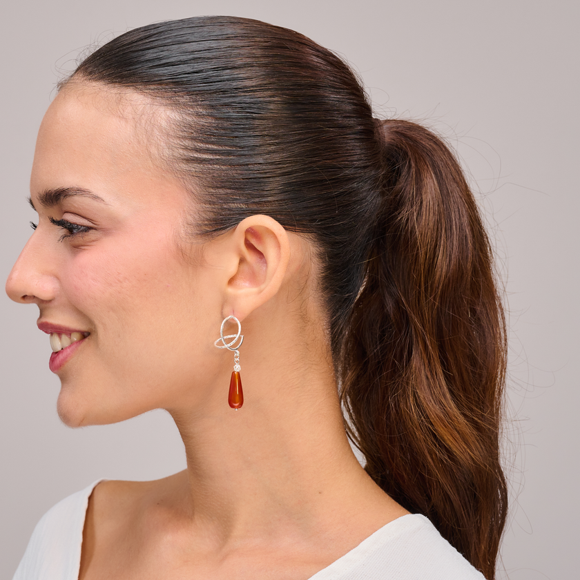עגילי כסף סטרלינג 925 מעוצבים עם אגת בגוון אדום עז – תכשיט שמביא איתו דרמה אלגנטית וסטייל עכשווי. צבע האבן מושך את העין ומוסיף חום ותחושת עוצמה נשית, בעוד העיצוב המדויק של הכסף מעניק איזון מושלם למראה. תכשיט שמתאים לאירועים חגיגיים, לדייט רומנטי או ליום שבו בא לך להרגיש חזקה ונוכחת. מגיע באריזת מתנה מהודרת – מוכן לרגע של רושם.

