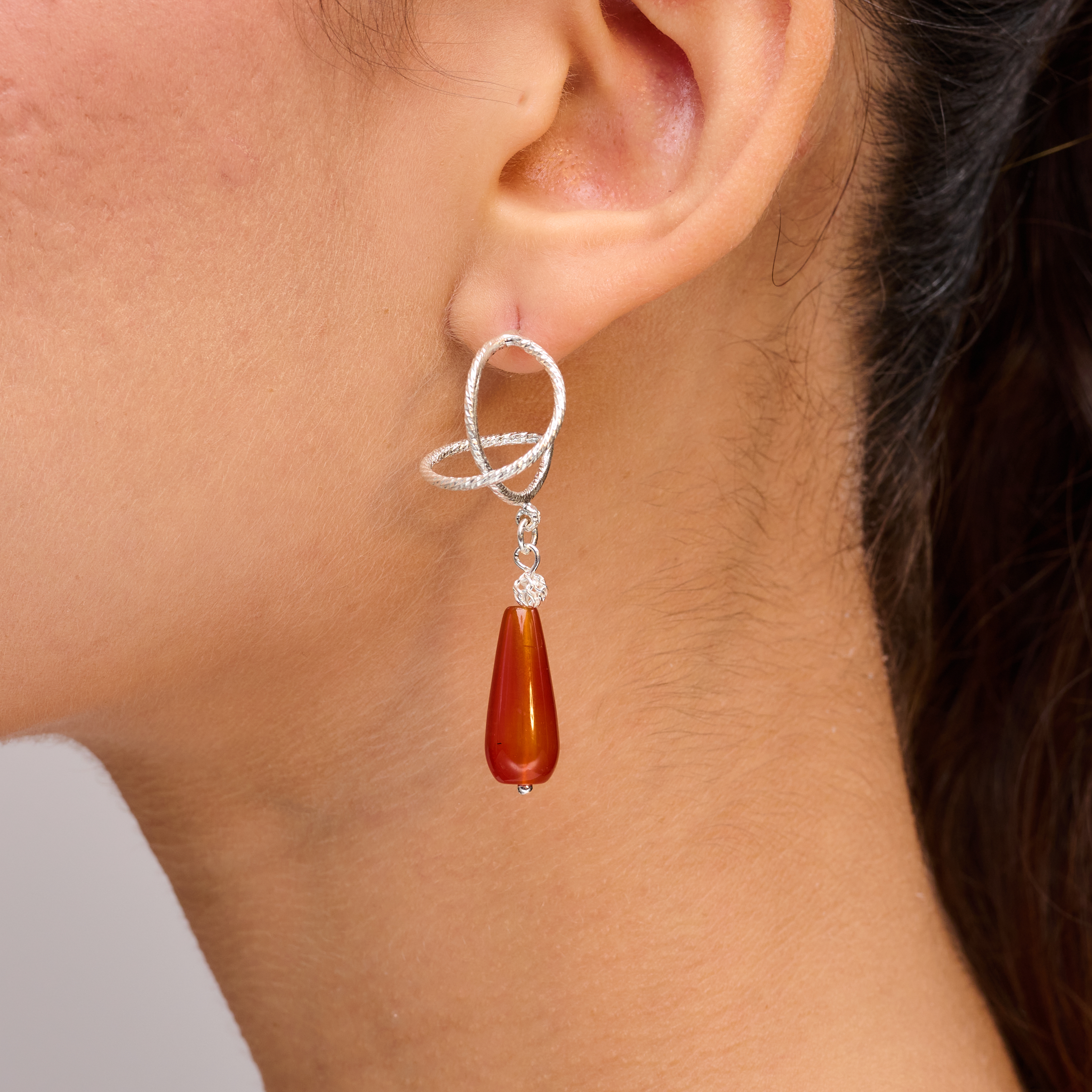 עגילי כסף מעוצבים עם אבן אגת אדומה – שילוב מיוחד של סגנון נועז, עידון וגימור איכותי. גוון האבן העשיר מסמל אנרגיה, תשוקה ואומץ לב – מה שהופך את העגילים לבחירה אידיאלית לנשים עם נוכחות פנימית ורצון לבלוט. מבנה העגיל מותאם לנוחות מרבית ועמידה לאורך זמן. מתנה מושלמת לאישה חזקה עם טעם ייחודי, או כהצהרת סטייל אישית ומלאת עוצמה.

