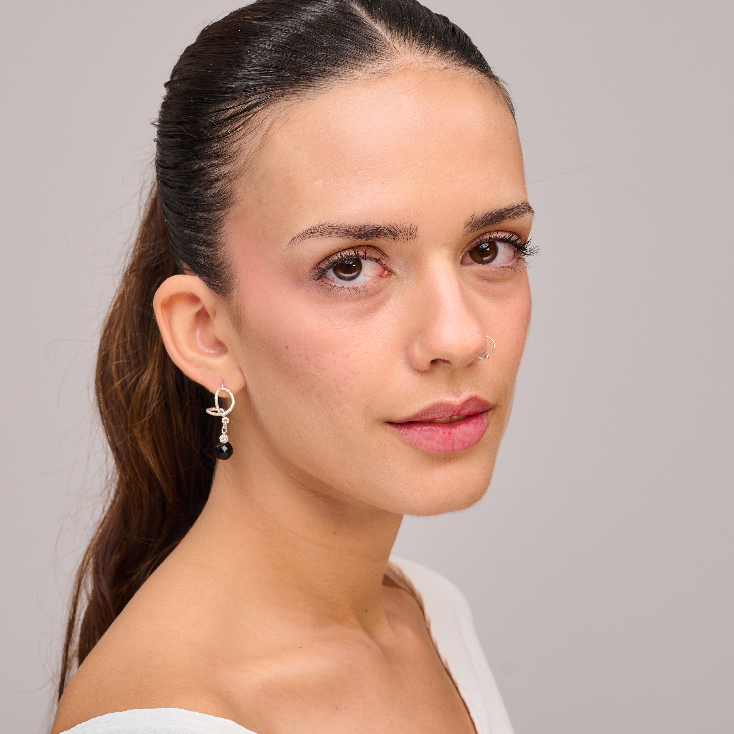 עגילי אומגה מכסף סטרלינג 925 משובצים באבן אוניקס שחורה – תכשיט שמשדר עוצמה שקטה וסטייל על-זמני. האוניקס, אבן עמוקה בגוון שחור מבריק, מסמלת יציבות, הגנה וביטחון עצמי. העיצוב המעוגל של סוגר האומגה יושב בצורה מושלמת על האוזן ומעניק מראה קלאסי ונוח. מתאימים לנשים שאוהבות תכשיטים אלגנטיים עם נוכחות מדויקת. מושלמים לערב, לפגישות עסקיות או ליום-יום מוקפד.

