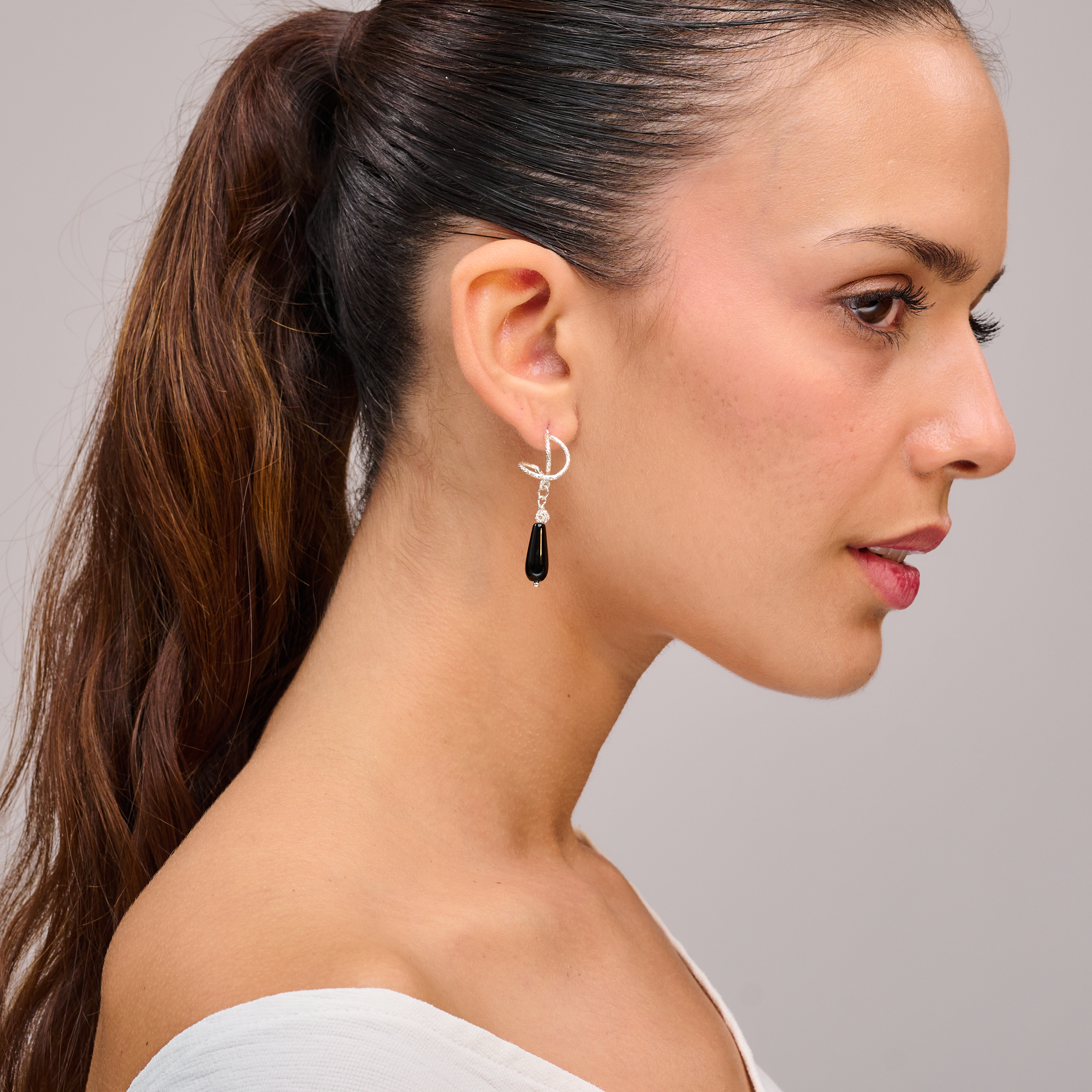 עגילי אומגה עדינים מכסף עם אוניקס טבעי – שילוב הרמוני של עיצוב קלאסי עם אבן כהה, מסתורית ואלגנטית. הגוון השחור העמוק של האוניקס משתלב נפלא עם הכסף הבוהק ליצירת מראה דרמטי אך מתוחכם. עגילים קלים, נוחים ובעלי סגירה בטוחה – מתאימים לנשים שמחפשות תכשיט שילווה אותן בכל מצב רוח ובכל סגנון לבוש.

