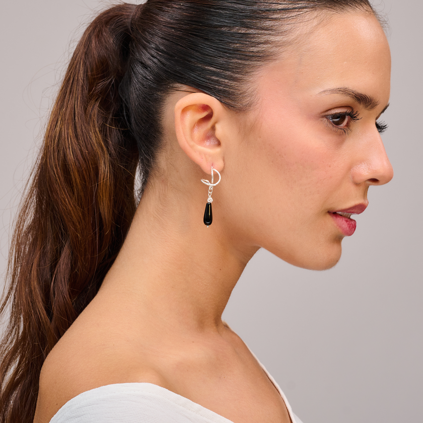 עגילי אומגה עדינים מכסף עם אוניקס טבעי – שילוב הרמוני של עיצוב קלאסי עם אבן כהה, מסתורית ואלגנטית. הגוון השחור העמוק של האוניקס משתלב נפלא עם הכסף הבוהק ליצירת מראה דרמטי אך מתוחכם. עגילים קלים, נוחים ובעלי סגירה בטוחה – מתאימים לנשים שמחפשות תכשיט שילווה אותן בכל מצב רוח ובכל סגנון לבוש.

