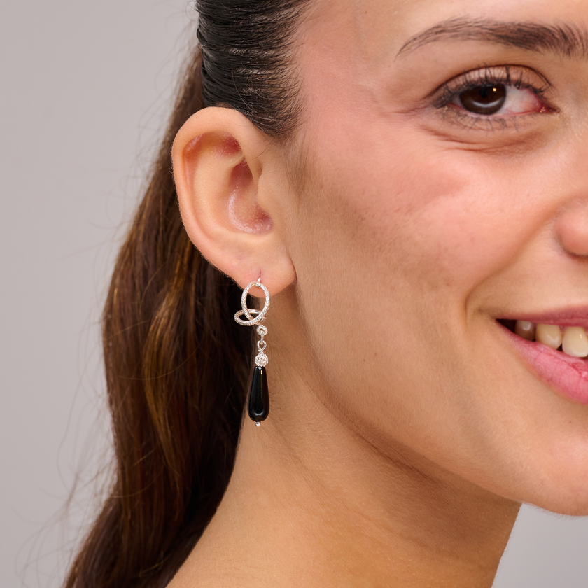 עגילי כסף בסגנון אומגה עם אוניקס שחור – תכשיט על-זמני לנשים שמעריכות יוקרה שקטה. אוניקס היא אבן שמזוהה עם כוח פנימי, עומק ואלגנטיות קלאסית. סוגר האומגה מבטיח נוחות מרבית וסגירה בטוחה, בעוד העיצוב שומר על איזון מושלם בין נוכחות לרכות. תכשיט שמתאים לערב, לחג או פשוט לכל יום שבו את רוצה להרגיש חזקה ומדויקת.

