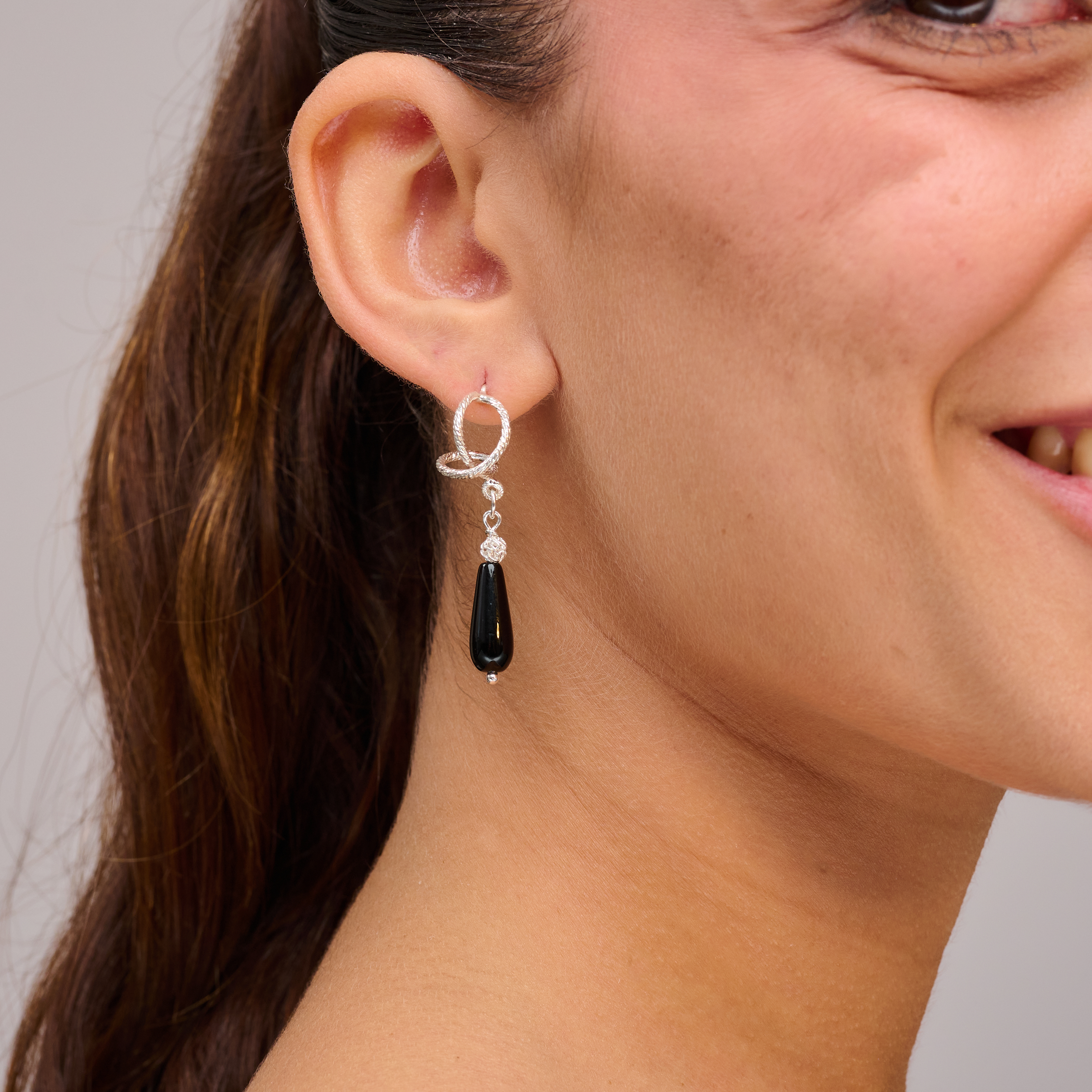 עגילי אומגה מכסף עם אוניקס שחור – תכשיט בעיצוב מדויק שמביא איתו תחושת עוצמה, אלגנטיות ושלמות גיאומטרית. האבן השחורה יוצרת ניגוד קלאסי עם גוון הכסף, ומעניקה לעגילים מראה דרמטי ויוקרתי. עגילים שמתאימים לכל אישה שמעדיפה תכשיטים בעלי נוכחות ברורה אך עם רכות בעיצוב. אידיאליים לערב, לאירועים ולמראה מוקפד.

