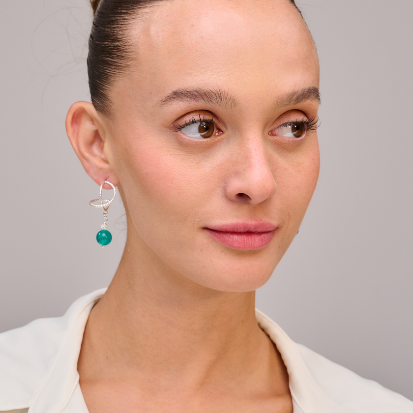 עגילי כסף 925 בסגנון אומגה משובצים באגת תכלת – עיצוב מתוחכם, קל ללבישה ועמוס ברוך טבעי. צבע האבן משדר רוגע פנימי ותחושת ניקיון. מתאים לאירועים אלגנטיים ולשגרה יומיומית כאחד. בחירה נפלאה לנשים שמעריכות עיצוב נקי עם נגיעה צבעונית מרעננת.

