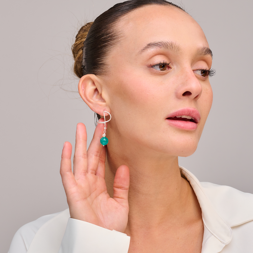 עגילי אומגה מכסף סטרלינג עם אגת תכלת טבעית – שילוב של עיצוב עכשווי עם אבן צבעונית ורכה. הצבע התכלת מרגיע, מוסיף אור לעור הפנים ומשתלב נפלא עם גווני לבוש קיציים. סוגר אומגה נוח ובטוח, אידיאלי לענידה ממושכת. מתנה מקסימה לאישה שמחפשת תכשיט נשי אך לא מתאמץ.

