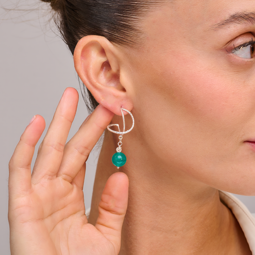 עגילי אומגה עדינים מכסף טהור עם אבן אגת תכלת – תכשיט שקט ומדויק שמדגיש את היופי שבפשטות. אידיאלי לנשים בעלות סגנון טבעי, לא מתאמץ, שמעריכות איכות וגימור מוקפד. תכשיט שמתאים לעונה החמה, לפגישות או לערב עם שמלה רכה.

