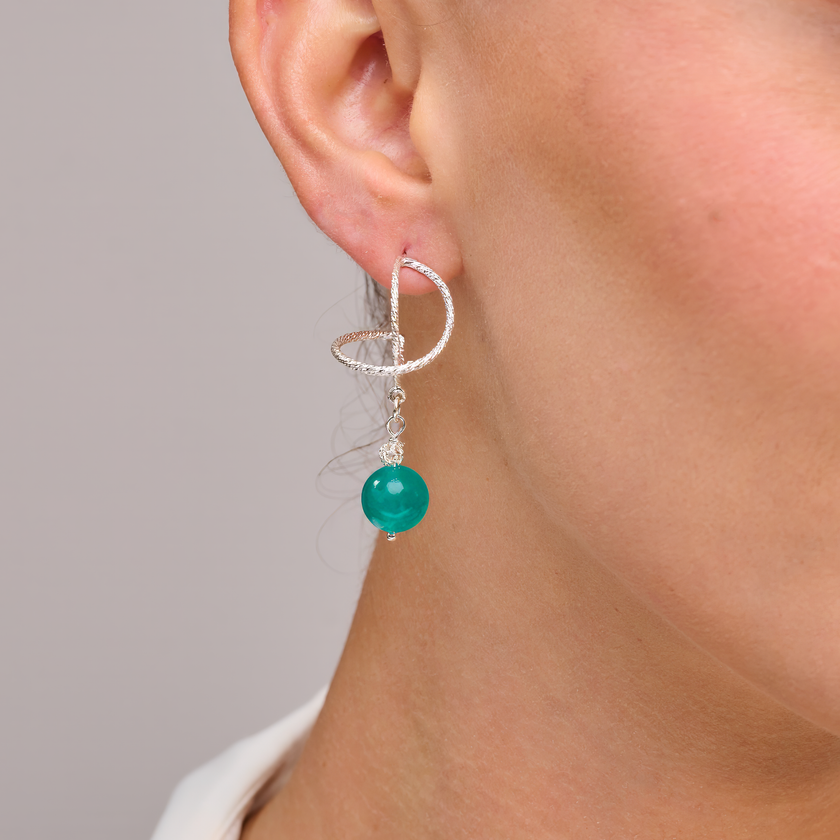 עגילי כסף אומגה עם אגת בגוון תכלת ים – מושלמים לנשים שמחפשות תכשיט שמשלב תחושת חופש עם אלגנטיות. גוון האבן משתנה באור, מה שמוסיף לה עומק וחיים. מבנה האומגה מתאים לכל גיל ונוח גם לענידה ממושכת. שילוב של נוחות, רוך וסטייל טבעי.

