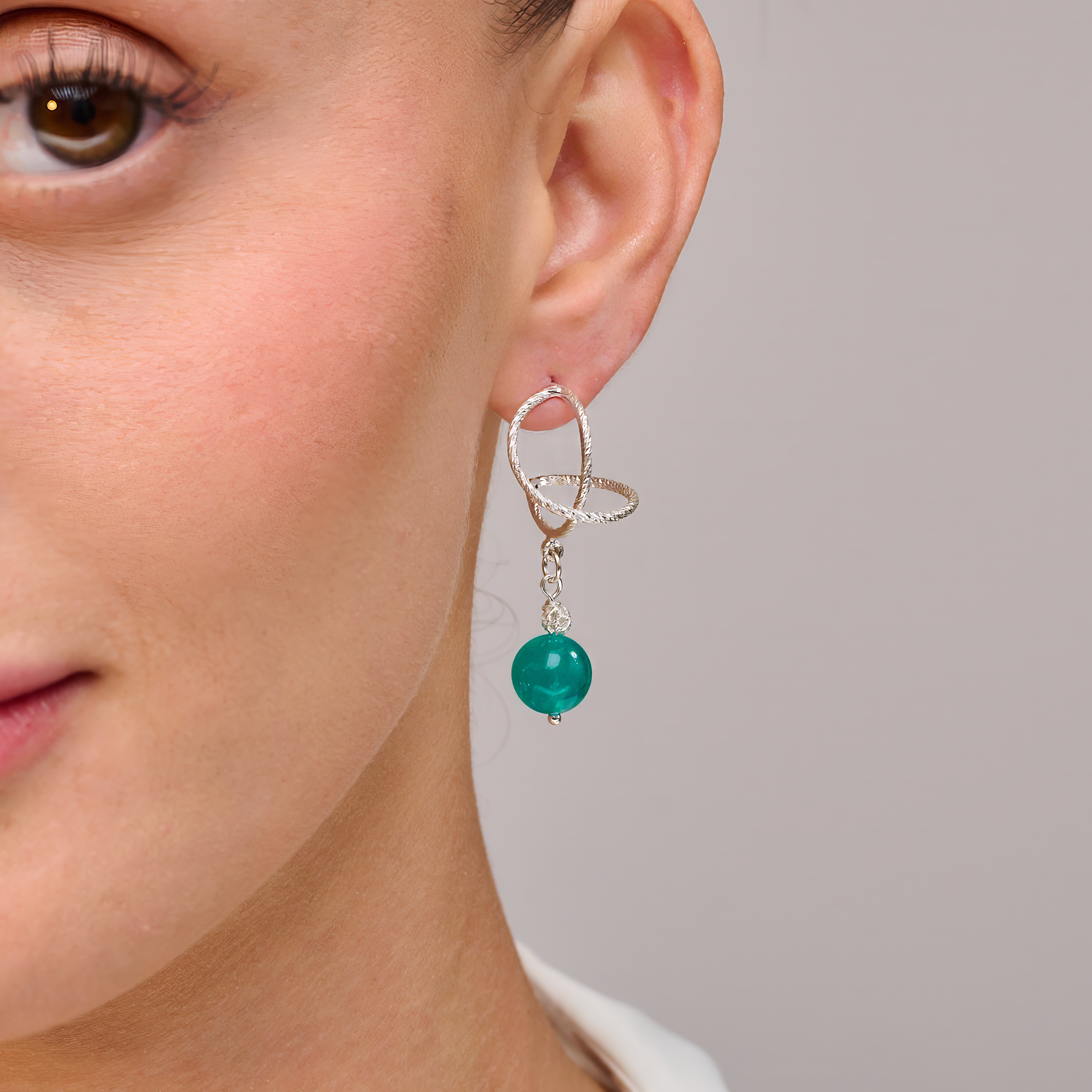 עגילי אומגה מכסף סטרלינג עם אגת תכלת בעיצוב מודרני – תכשיט קליל, צעיר ונשי. מתאים לכל מי שמעדיפה תכשיטים עם צבע עדין שמתמזג עם כל הופעה. סוגר האומגה מוסיף תחושת ביטחון ונוחות. מתנה נהדרת לבת זוג, לחברה טובה או לעצמך.

